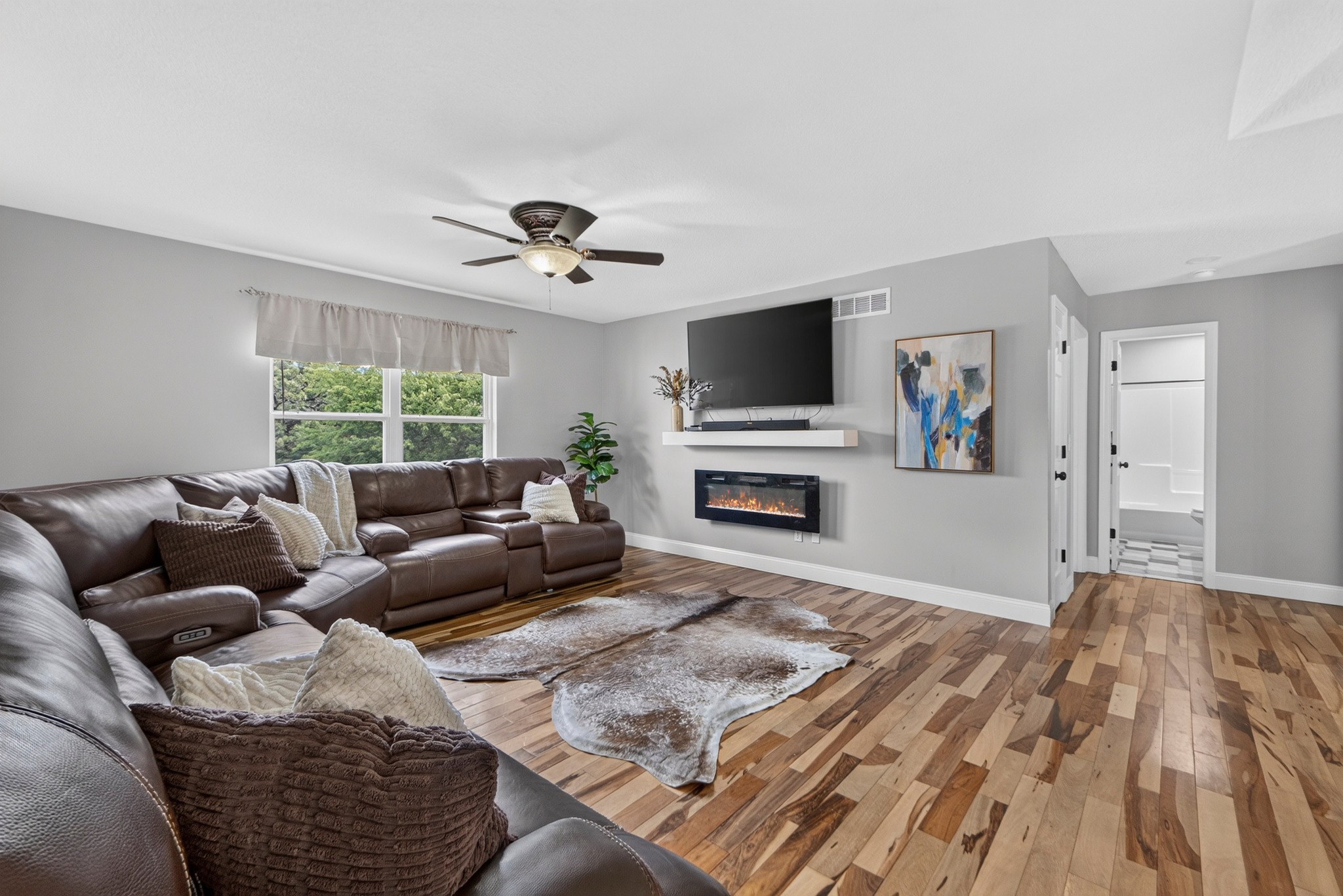 Your private playground awaits. 🏡 Fish, hunt, ride ATVs, garden, entertain, or simply enjoy the peace and privacy of 15.38 beautiful acres with a stunning renovated home and the country lifestyle you've always been dreaming about.🎣🦌
📍25493 Kansas Avenue | Tonganoxie, KS | 6 Beds | 3 Baths | 4,286 SqFt | 15.38 acres
📞 Kathy Koehler 913.488.3639 or Zach Kelly 913.433.8560 for a private showing
🔗 More details at link in bio