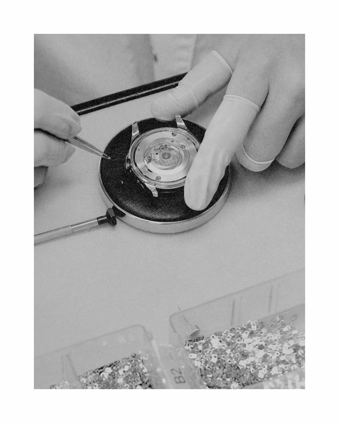 Every great movement begins with the details.
Between the 1930s and 1970s, Armand Nicolet was among the ateliers most specialized in the finishing and assembly of the most complex mechanical movements.
A tradition of precision that continues to this day.