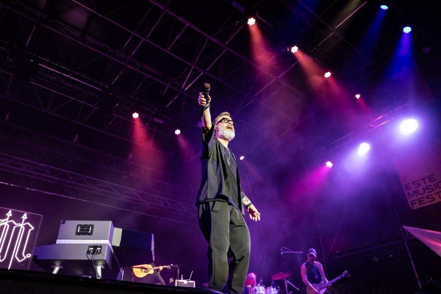 Grazie Este 💜
È stato bellissimo condividere con voi un'altra serata di questo viaggio.
Ci vediamo sabato 1° agosto a Siena!
Ph @LauraBadiali
#MarcoMasini #LIVE2026
@friendsandpartners @momyrecords @concerto.official @birindelliauto