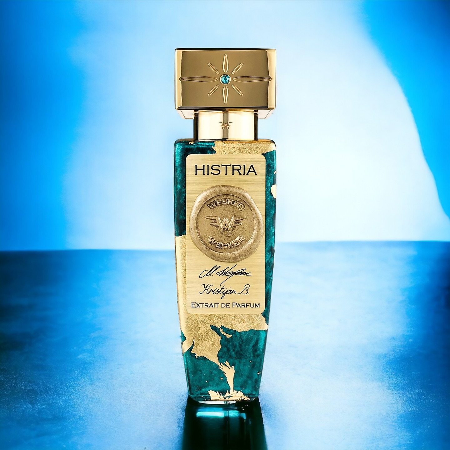 Ci sono luoghi che continuiamo a portare dentro, anche dopo essere tornati.
Histria è il ricordo olfattivo di una terra affacciata sull’Adriatico: aghi di pino, mandarino rosso, limone e bergamotto incontrano lavanda, rosmarino, salvia e fiori d’arancio. Sul fondo, alloro, ulivo e legno di pino restituiscono il carattere selvaggio della costa istriana.
Una freschezza aromatica dalla presenza profonda, ideale per accompagnare le luminose giornate estive senza rinunciare alla personalità.
Per la profumeria, Histria è una proposta capace di parlare a chi cerca una fragranza fresca ma non convenzionale, racchiusa in un flacone lavorato artigianalmente e reso irripetibile dalle sue sfumature.
Porta nella tua selezione una storia che profuma di vento, pietra scaldata dal sole e mare.
𝐎𝐌𝐍𝐈𝐀 𝐋𝐔𝐗𝐔𝐑𝐘 𝐓𝐑𝐀𝐃𝐄 - 𝘋𝘪𝘴𝘵𝘳𝘪𝘣𝘶𝘵𝘰𝘳 𝘢𝘯𝘥 𝘈𝘥𝘷𝘪𝘴𝘰𝘳
𝘕𝘪𝘤𝘩𝘦 𝘗𝘢𝘳𝘧𝘶𝘮 - 𝘚𝘬𝘪𝘯 𝘤𝘢𝘳𝘦 - 𝘏𝘰𝘮𝘦 𝘧𝘳𝘢𝘨𝘳𝘢𝘯𝘤𝘦𝘴 - 𝘉𝘳𝘢𝘯𝘥 𝘌𝘹𝘱𝘦𝘳𝘪𝘦𝘯𝘤𝘦 - 𝘊𝘶𝘴𝘵𝘰𝘮𝘪𝘴𝘦𝘥 𝘱𝘳𝘰𝘥𝘶𝘤𝘵𝘴
.
.
.
#WeskerPerfumes #Histria #OmniaLuxuryTrade #ProfumeriaArtistica #ProfumeriaNiche #ExtraitDeParfum #NichePerfumery #LuxuryFragrances