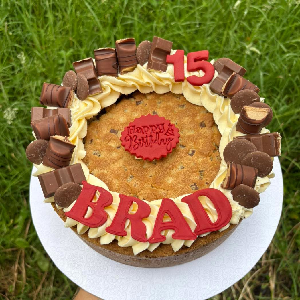 🍪🎉 The ultimate birthday treat! 🎉🍪
Who says birthdays have to be all about cake? This loaded Cookie Pie is the perfect centrepiece for any celebration! 🤎
#CookiePie #BirthdayCookiePie #ChocolateChipCookie #BirthdayTreats #PersonalisedDesserts #CustomBakes #SweetCelebrations #MariasCakesAndBakes #HampshireBaker #NewForestBaker #Buttercream #ChocolateLovers #SupportSmallBusiness #DessertGoals #BakedWithLove