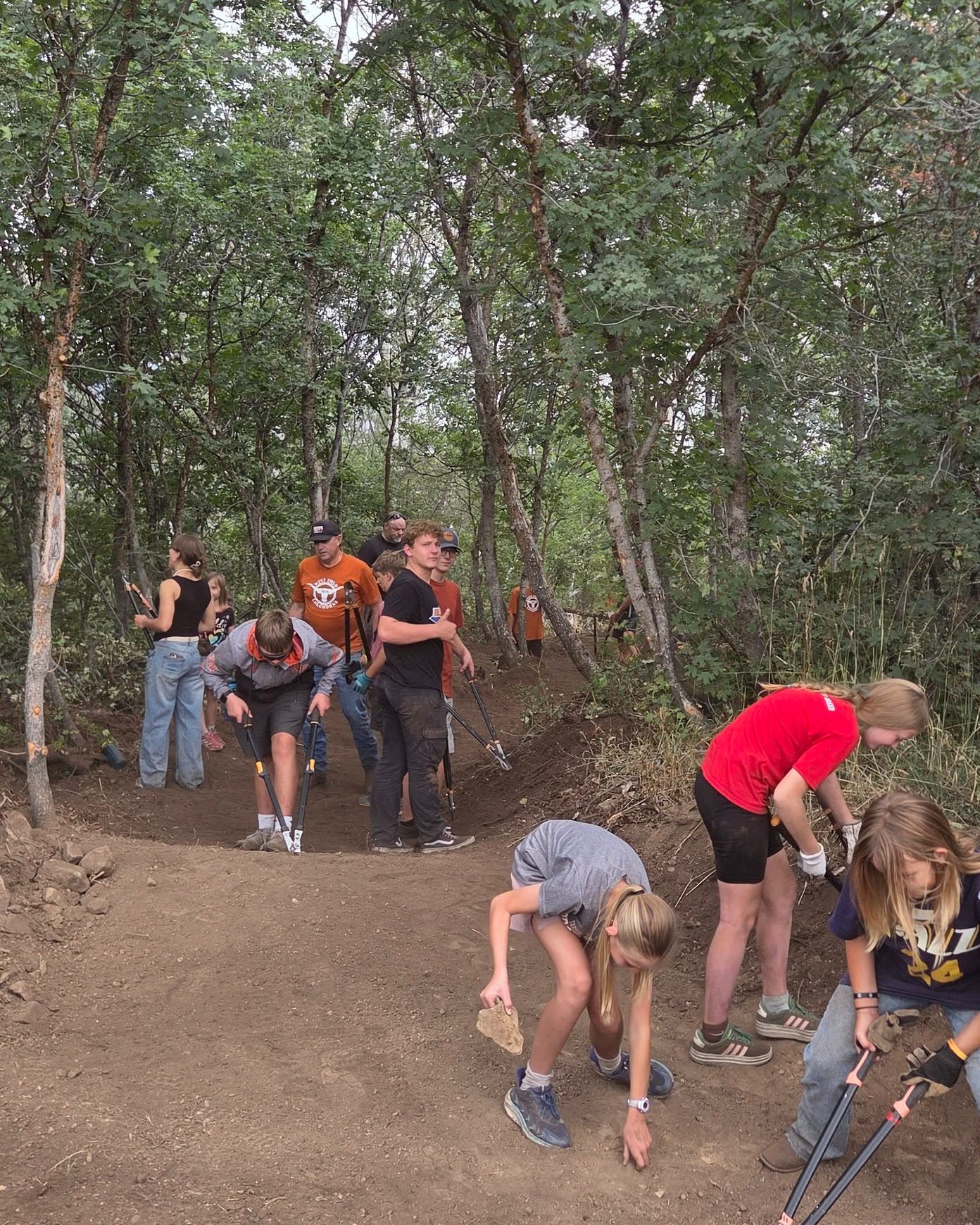 Happy Pioneer Day, Everyone! 🏔️
Wrapping up the week with a big thank you to West Field High School Mountain Bike Team for getting out on the trails and putting in some solid volunteer hours! This week's work at North Fork Park:
🔧 Long Loop — trimmed
🔧 Waterfall — trimmed and stinging nettle removed
🔧 Traildemic — trimmed
Also — the new directional trail keeps chugging along, now sitting at 29/100 complete or 29%.
Want to get your hands dirty (literally) on a trail crew day? Reach out — we'd love to have you.
Happy Pioneer Day, and see you out on the trails! 🚵
— the EVT Crew