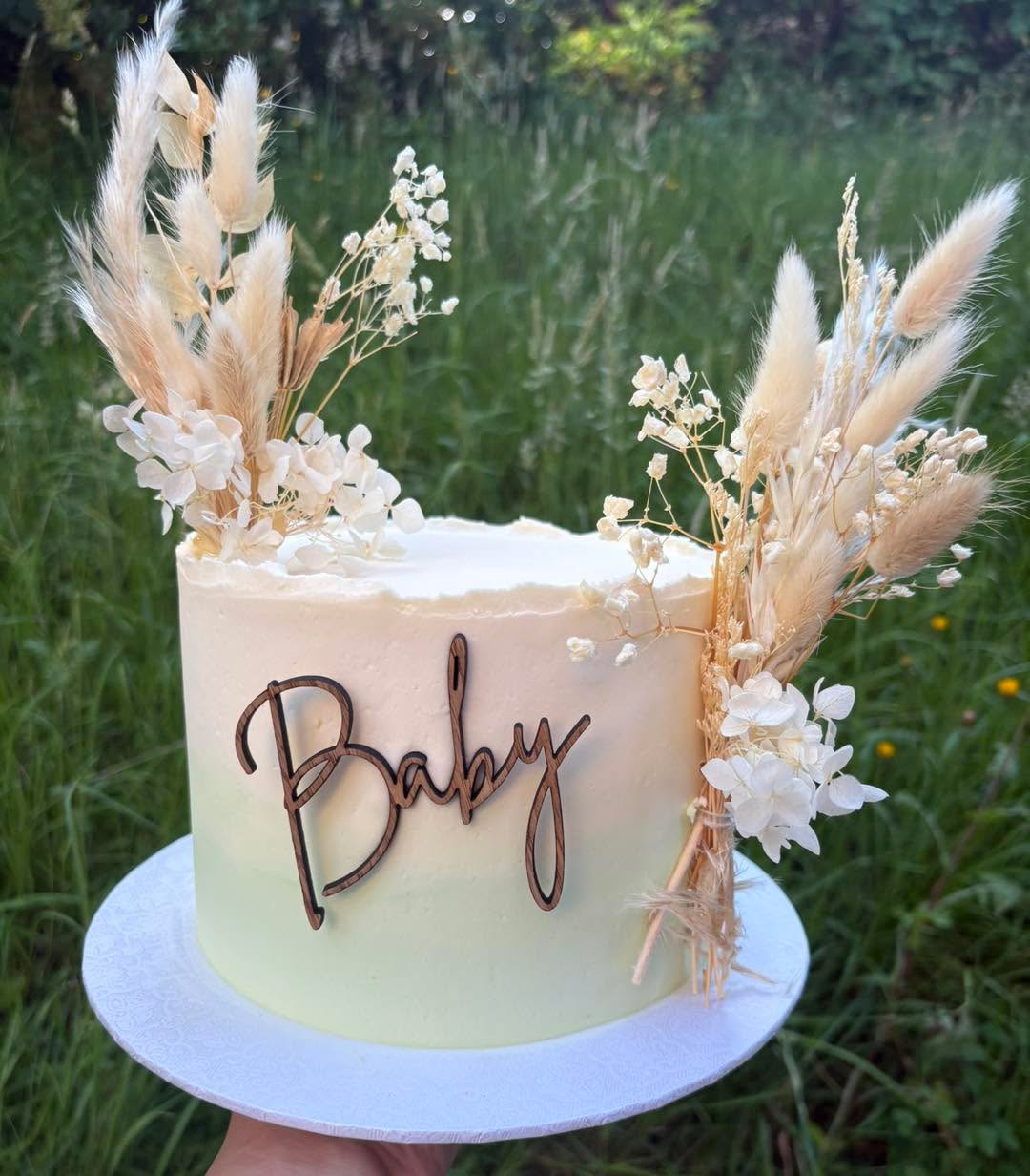 🤍✨ Simple, elegant, and timeless. ✨🤍
There’s something so beautiful about a neutral palette. 🌾🤍
#MariasCakesAndBakes #ButtercreamCake #NeutralCake #BohoCake #BabyShowerCake #ChristeningCake #ElegantCake #CustomCake #BespokeCakes #DriedFlorals #CelebrationCake #HampshireBaker #NewForestBaker #SmallBusinessUK #CakeInspiration