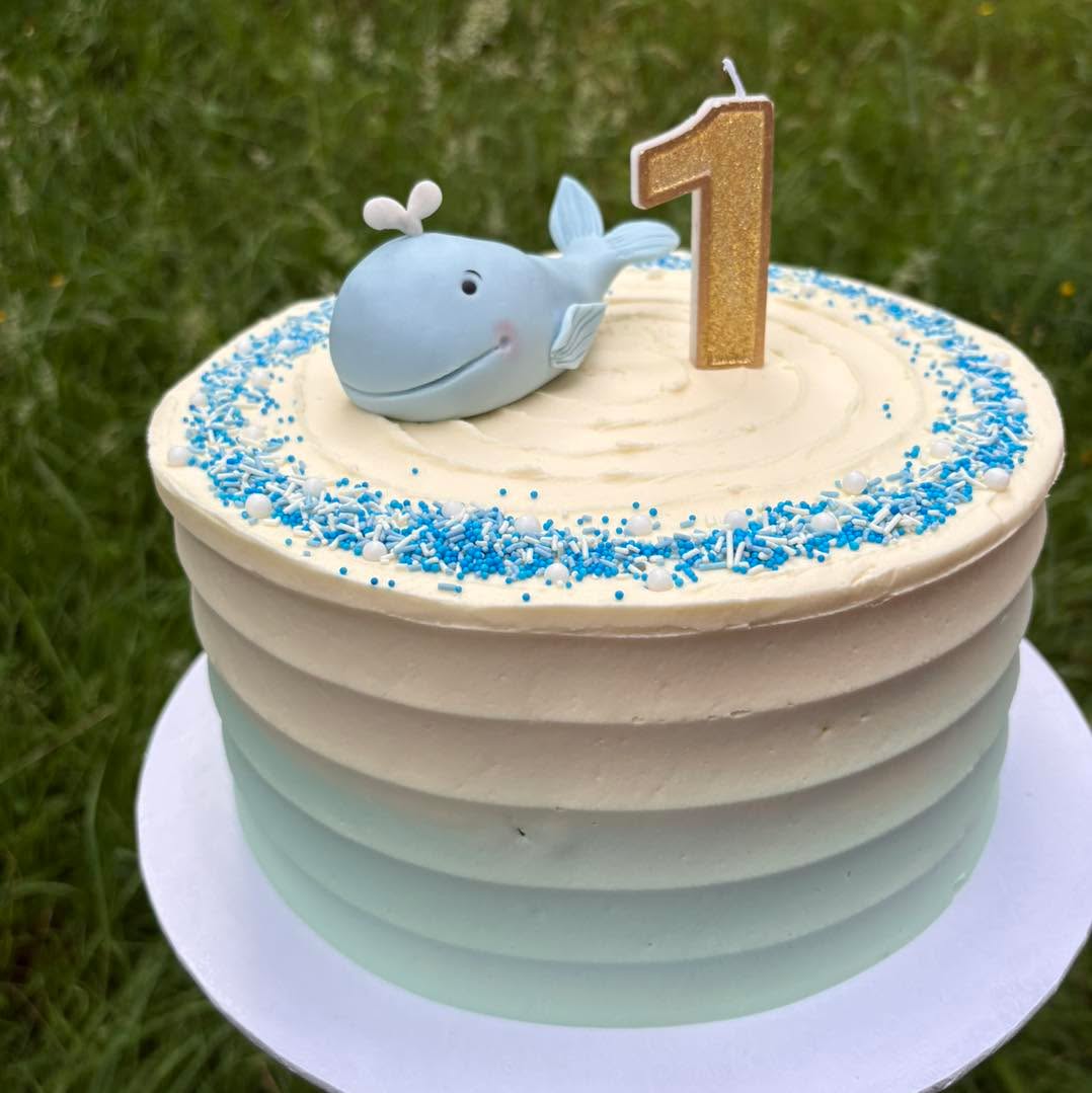 🐳💙 A whale of a first birthday! 💙🐳
How adorable is this ocean-inspired cake? 🌊
A huge thank you to @oates_and_flour for creating the beautiful edible whale topper—it was the perfect finishing touch! 🐋💙
#FirstBirthdayCake #WhaleCake #OceanTheme #UnderTheSeaCake #BirthdayCake #ButtercreamCake #CustomCake #BespokeCakes #MariasCakesAndBakes #HampshireBaker #NewForestBaker #CakeDesign #CelebrateWithCake #SmallBusinessUK #CakeInspiration