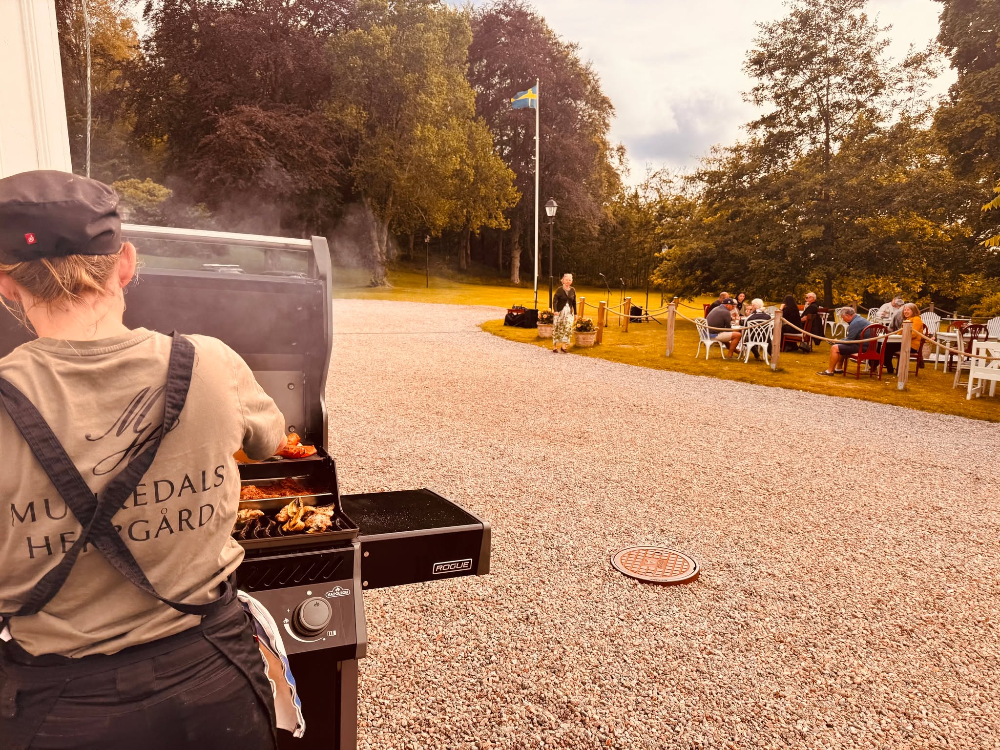 Tack för fantastiska Grillfredagar!
Ett stort och varmt tack till alla er som har varit en del av våra grillkvällar hittills i sommar. ❤️ Vilken härlig stämning ni har skapat – med god mat, skön musik, glada skratt och underbara sommarkvällar i herrgårdsparken.
Har du inte hunnit besöka oss än? Då finns fortfarande chansen! Boka in dig på nästa Grillfredag och njut av nygrillat, vår somriga buffé och musikunderhållning i en fantastisk miljö.
📅 Fredag 31/7
🕠 17.30–19.30
💰 395 kr per person
Vi ser fram emot ännu en härlig sommarkväll tillsammans med er. Varmt välkomna!