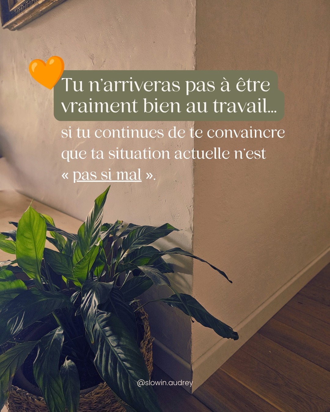 Ce n’est pas dans la précipitation que tu trouveras un projet pro qui te plait 🎭
Et tu le sais. Tu n’aimes ni la précipitation, ni l’urgence. Surtout pour prendre ce genre de décisions importantes pour toi.
🧠 Toi tu as besoin de prendre du recul.
D’analyser et de mieux comprendre comment tu fonctionnes pour ensuite trouver un métier qui te correspond.
Besoin de remettre des mots sur qui tu es vraiment au-delà de ce boulot qui te vide et t’épuise.
Besoin de ralentir pour avoir cet espace pour te retrouver.
Et oui, je suis persuadée que c’est dans ces moments-là, de réflexion profonde, qu’on avance vraiment.
Pas dans la frénésie des recherches sur internet où on passe de l’enthousiasme aux doutes en 10 minutes chrono.
Pas dans les mille questions sans réponse qui rendent encore plus floue la situation déjà difficile.
👉 Ce que je retiens de ma reconversion, et de celles de mes clients/clientes : c’est que ce n’est pas une bonne idée, une certitude, un déclic ou un exercice qui leur permet de trouver une voie qui leur plait.
→ C’est plutôt dans la réflexion autour de leur idée de la réussite, de leur place, de la vie…
→ Dans l’analyse de leur caractère, le vrai. Pas cette personne éteinte au travail qu’elles ne reconnaissent même plus, cette version d’elles qui subit alors qu’elles ont tellement à donner.
→ Dans l’observation de ce qui leur plait, leur fait du bien, leur donne de l’énergie.
→ Dans la prise de conscience de leurs forces, de leurs qualités, de ce qu’elles sont capables de faire et de décider.
→ Dans le questionnement sur leur vision du confort, de la stabilité, de la sécurité.
Alors si tu sens que tu as besoin de ralentir pour reprendre les rênes de ta reconversion (et donc de ta vie), les places pour mon coaching sont ouvertes pour septembre. Envoie-moi un message et on en discute ensemble 🧡
