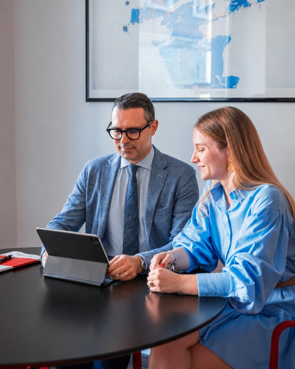 Prepararsi significa prendersi cura delle persone ancora prima di incontrarle. 🤝🏻
Ogni incontro è il risultato di studio, confronto e affiancamento continuo: un metodo che ci permette di offrire una consulenza concreta, competente e orientata alle reali esigenze di chi si affida a noi.
Non è solo ciò che proponiamo, ma il modo in cui ci prepariamo a farlo.🎯