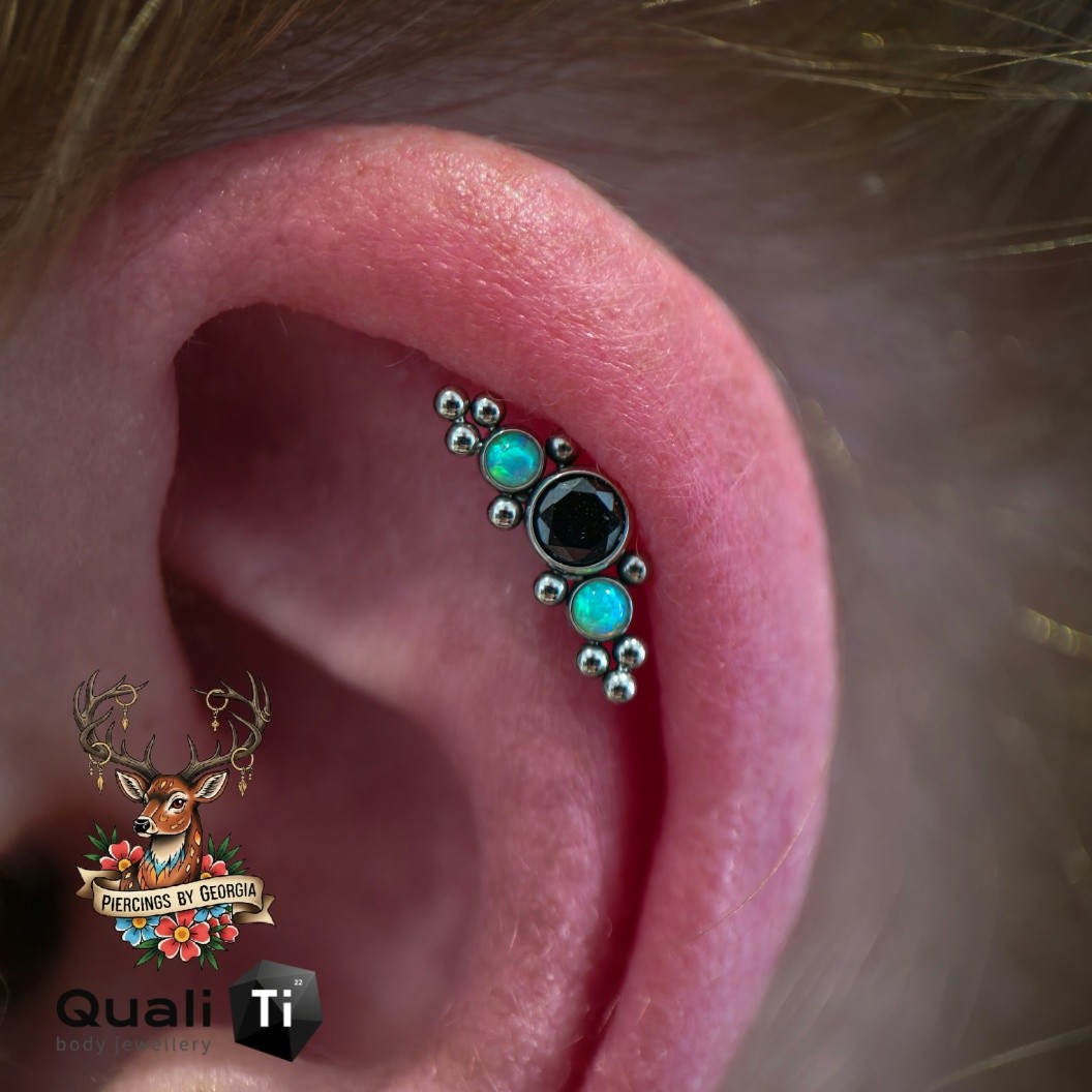 Dark sparkle with a pop of green... 🖤💚
@qualitibodyjewellery