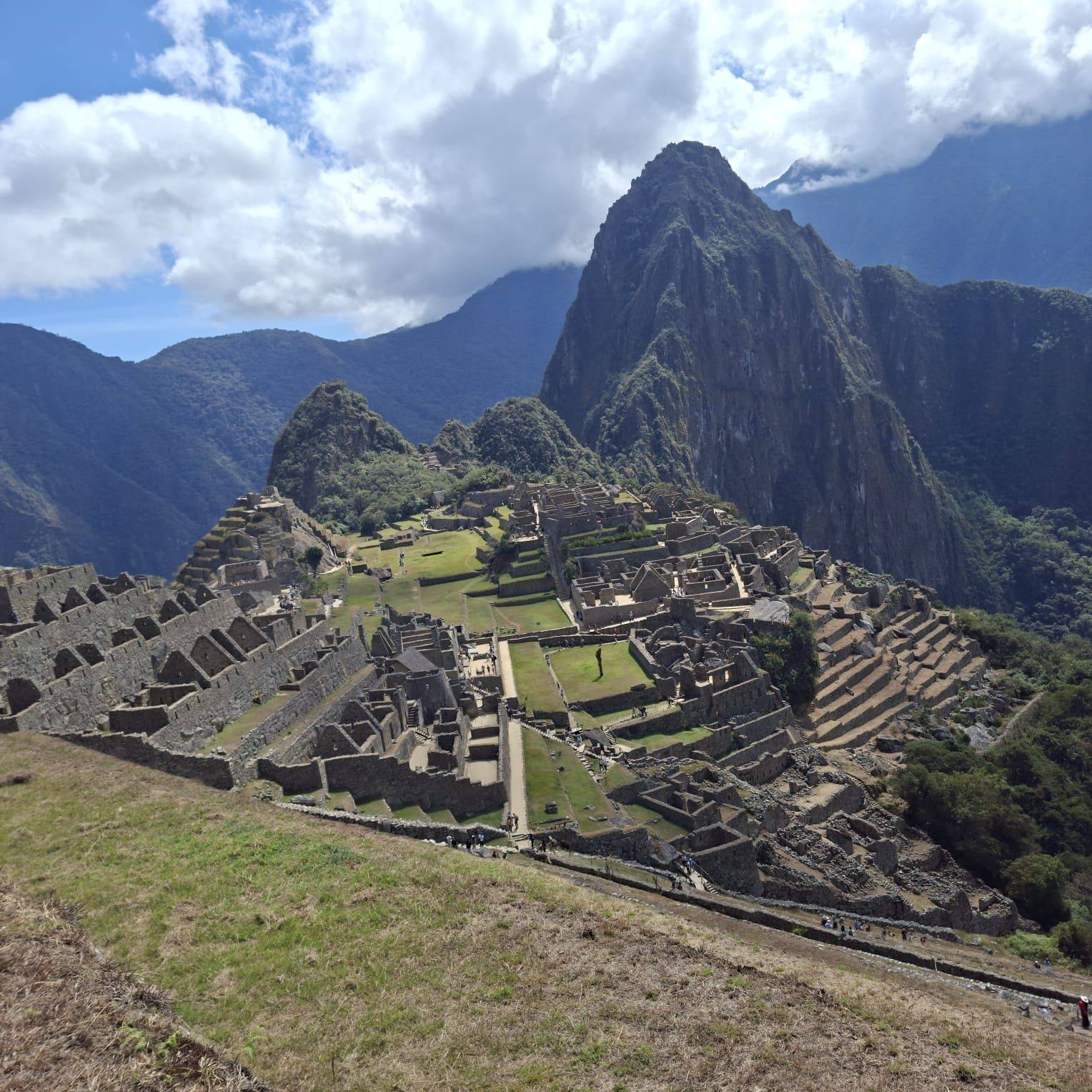 Chegar a Machu Picchu é uma emoção indescritível e estar ali, ouvindo a guia explicar cada detalhe dessa maravilha arqueológica em espanhol, entendendo a história e a cultura sem depender de traduções, transforma a viagem em algo ainda mais especial.
É exatamente em vivências que você tem a oportunidade de praticar o idioma em uma situação real, mergulhando na cultura e criando memórias que vão muito além da sala de aula.
Porque aprender espanhol é abrir portas para novas conexões e experiências que marcam a vida para sempre.
Na ACELE, acreditamos que o aprendizado acontece quando o idioma deixa de ser apenas conteúdo e passa a fazer parte da sua história.
Que tal viver essa experiência também? Venha aprender espanhol na ACELE e descubra o mundo com muito mais confiança. 🌎💙
#ACELE #Espanhol #MachuPicchu #Idiomas #AprendaEspanhol #Viagens