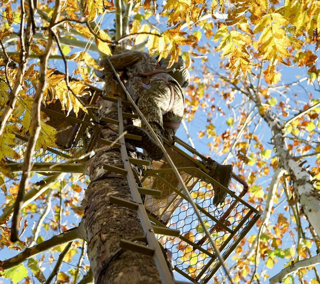 Every hunt starts with being clipped in. This one ended with a Trophy.
📸 ~ durlwood_outdoors
#huntingseason #deerhunting #deerseason #outdoors #whitetail #trophy
