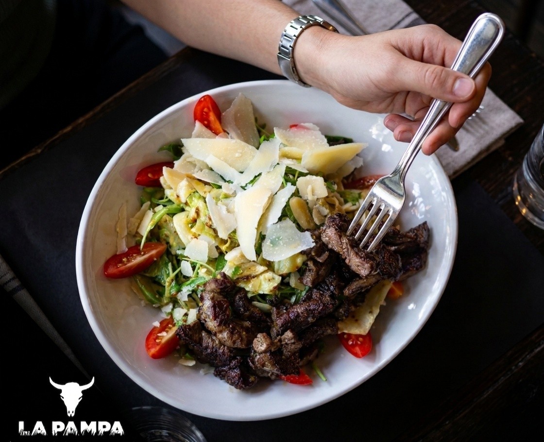 🥩🥗 "La Pampa" Ruccola saláta
Amikor a prémium minőség és a frissesség találkozik: szaftos Angus bélszíncsíkok dijoni mustárral megbolondítva, ropogós ruccolaágyon, bőséges parmezánforgáccsal és édes koktélparadicsommal.
Könnyű, mégis tartalmas fogás – tökéletes választás ebédfénynek vagy egy könnyed vacsorához.
Foglalj asztalt, és kóstold meg nálunk! 😉
#LaPampa #Steakhouse #AngusBeef #RuccolaSalad #BudapestFood #Gasztronómia