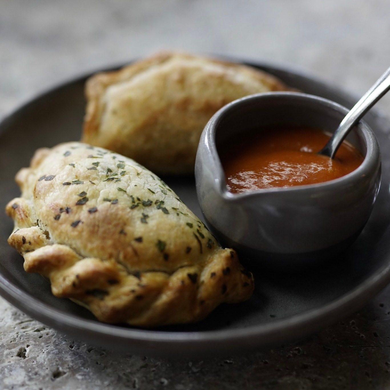 Enjoy our menu take away.
Whether you’re dining next door @themotoristdistillery or enjoying a cosy night in with a good movie, most of our menu is available for takeaway from 12pm, Friday to Sunday
Order via our website or call the restaurant to place an order.
#theindependentgembrook #supportlocal #takeaway #movienight