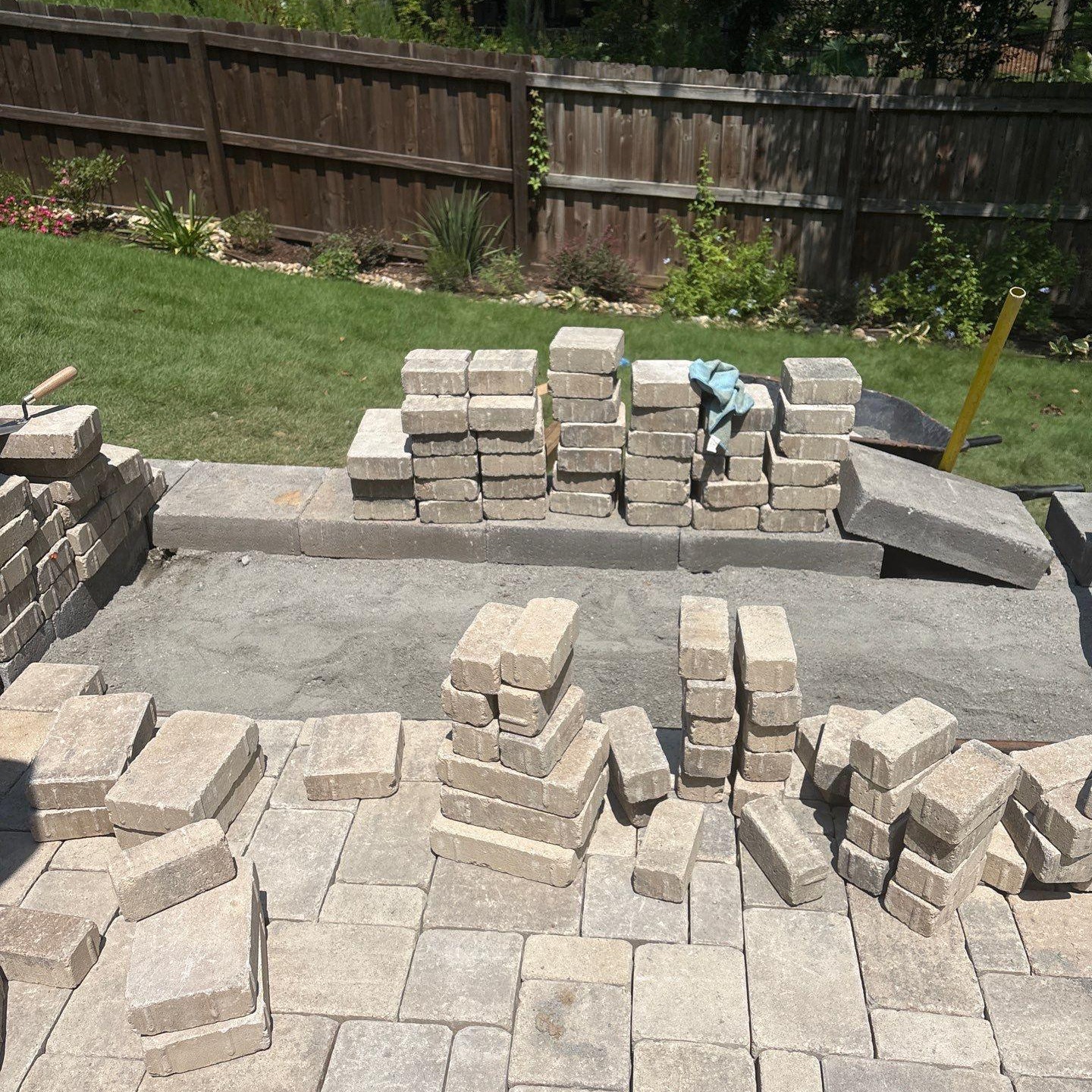 A behind-the-scenes look at a custom paver installation and the crew making it happen.
#PaverInstallation #Hardscape #JacobsLandManagement