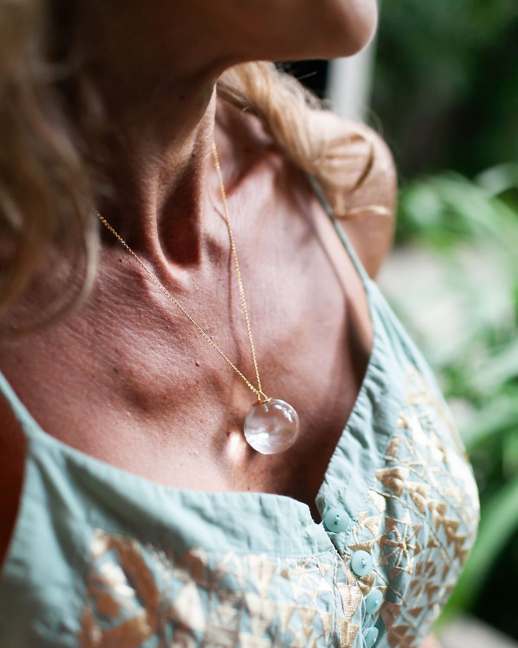 Em meio à correria, escolha carregar algo que faça sentido.
O Pingente Esfera em Cristal combina design minimalista com um toque de simbolismo, criando uma peça elegante para mulheres que gostam de beleza com propósito.
#JoiasAutorais #Cristal #EstiloComPropósito #ElegânciaNatural #AnaTinelli