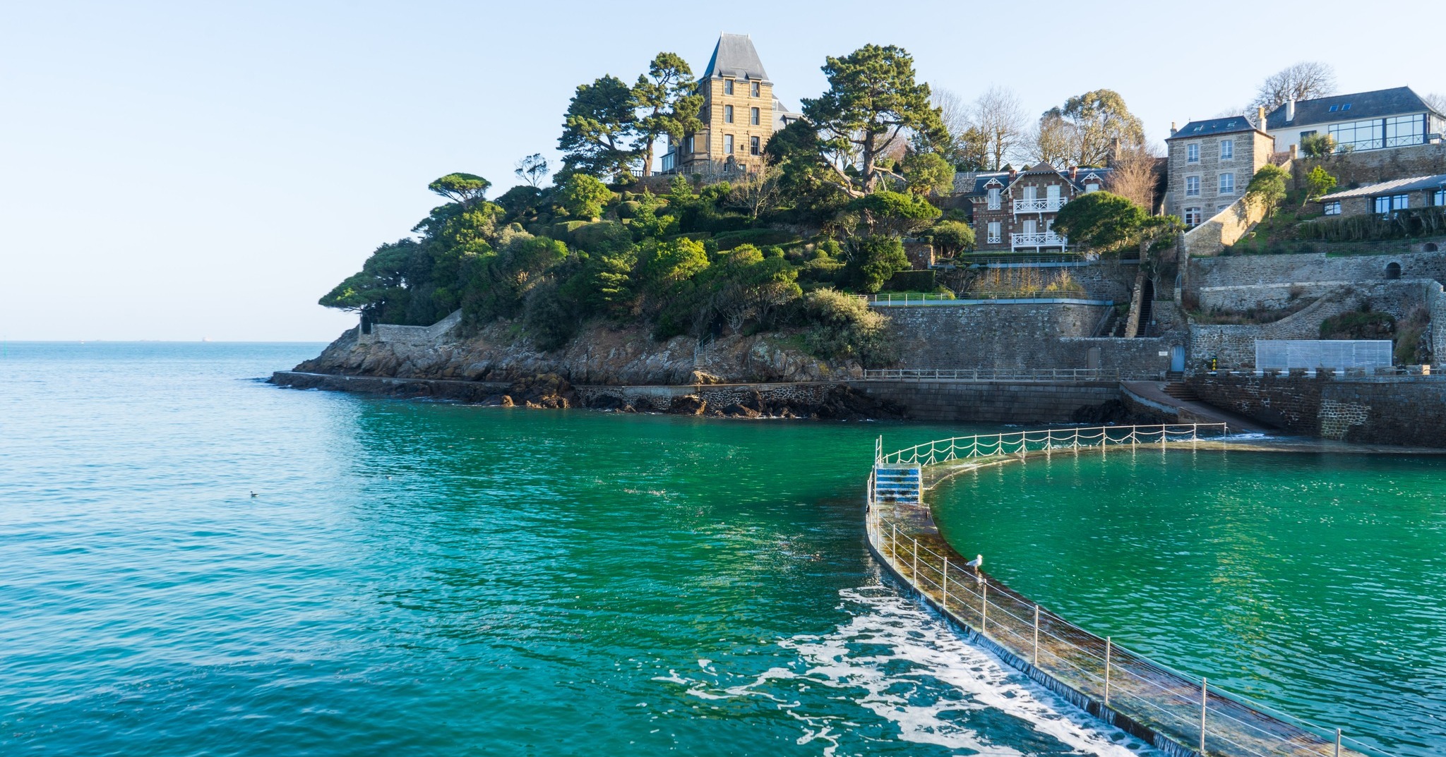 🏊♂️ Les piscines d'eau de mer de la Côte d'Émeraude 🌊
Vous êtes en vacances autour de Saint-Malo, Dinard ou Cancale ? Voici 3 spots incontournables pour une baignade avec vue sur la mer ! 😍
📍La piscine de Bon-Secours à Saint-Malo, au pied des remparts.
📍La piscine d'eau de mer de Dinard, face à la magnifique plage de l'Écluse.
📍La piscine de Cancale, idéale pour profiter d'une baignade avec une vue exceptionnelle sur la baie du Mont-Saint-Michel.
✨ Chacune a son charme, son panorama et son ambiance. Alors si vous êtes de passage, pourquoi ne pas toutes les découvrir ?
💬 Et pour les locaux... laquelle a votre préférence ? Dites-nous votre favorite en commentaire ! 👇
📌 Enregistrez cette publication pour votre prochain séjour sur la Côte d'Émeraude !
#SaintMalo #Dinard #Cancale #CoteDEmeraude #Bretagne #VacancesEnBretagne #PiscineNaturelle #PiscineDeMer #ExploreBretagne #MontSaintMichel #TourismeBretagne #BonnesAdresses #VoyageFrance