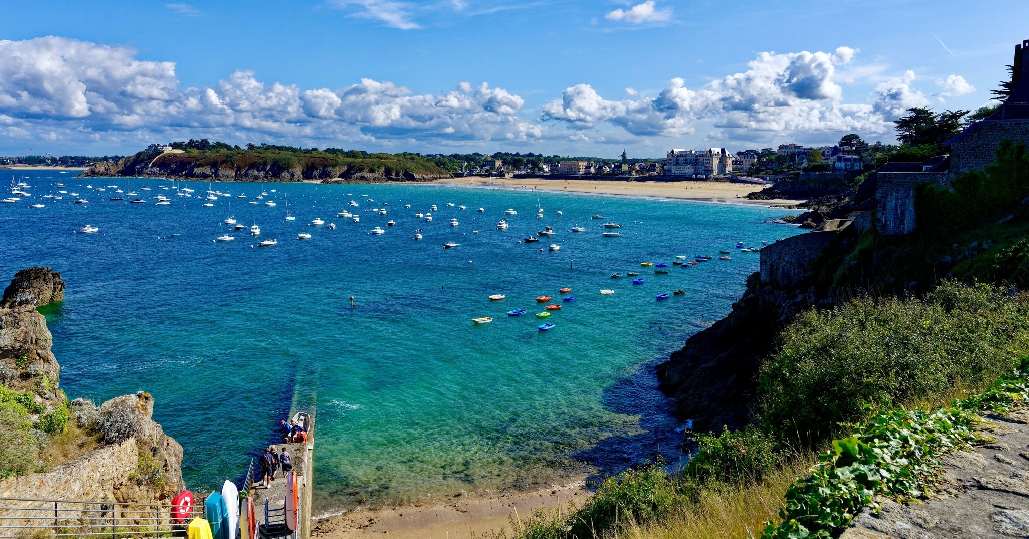 🌊 Cap sur la plage de Longchamp à Saint-Lunaire ! ☀️
Si vous cherchez une plage où passer une journée inoubliable pendant vos vacances, Longchamp est une valeur sûre ! 🏖️
Avec sa grande étendue de sable fin, son eau idéale pour la baignade et son panorama exceptionnel sur la Côte d'Émeraude, cette plage séduit aussi bien les familles que les amateurs de grands espaces.
🏄 C'est aussi l'un des meilleurs spots de la région pour s'initier au surf, au paddle ou simplement profiter d'une balade les pieds dans l'eau.
🌅 Au coucher du soleil, le spectacle est tout simplement magique.
📍Vous séjournez à Saint-Malo, Dinard, Saint-Lunaire, Dinan, Cancale ou dans les environs ? Ajoutez la plage de Longchamp à votre programme !
📌 Enregistrez cette publication pour votre prochain séjour en Bretagne !
#SaintLunaire #PlageDeLongchamp #CoteDEmeraude #Bretagne #VacancesEnBretagne #SaintMalo #Dinard #Cancale #SurfBretagne #ExploreBretagne #VoyageFrance #Plage #VisitBrittany #WeekendEnBretagne