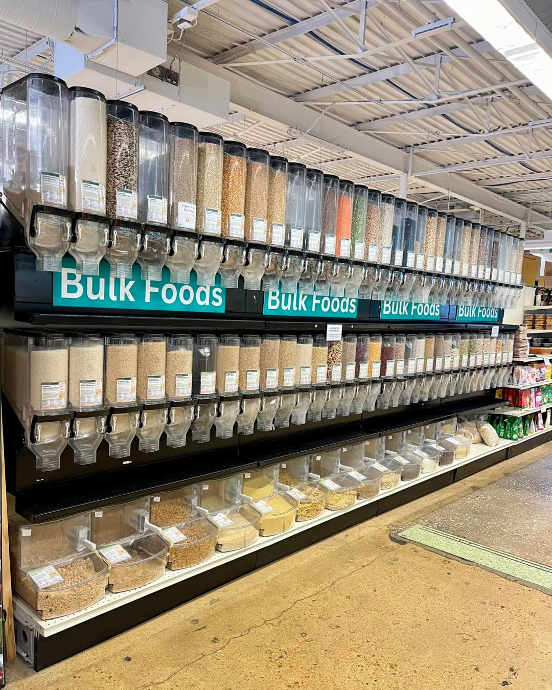 Shopping in bulk is a cheat code for your next grocery trip:
- Up to 25% cheaper than packaged alternatives
- Buy the exact amount you need, leading to zero food waste
- Bring your own container to reduce single use packaging
Everyone wins when you buy in bulk!