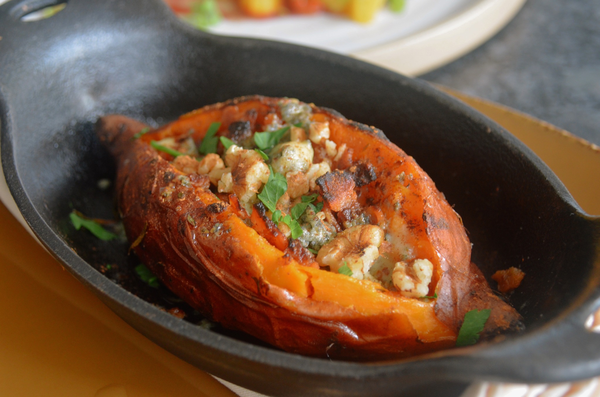 Are you team sweet or savory? Try both our loaded baked potatoes and let us know!
🍠Stuffed Sweet Potato- walnuts, blue cheese, cinnamon & bacon.
🥔Loaded Baked Potato- bacon, cheddar cheese, sour cream, & chives.
#bluebellpa #summermenu #farmtotable