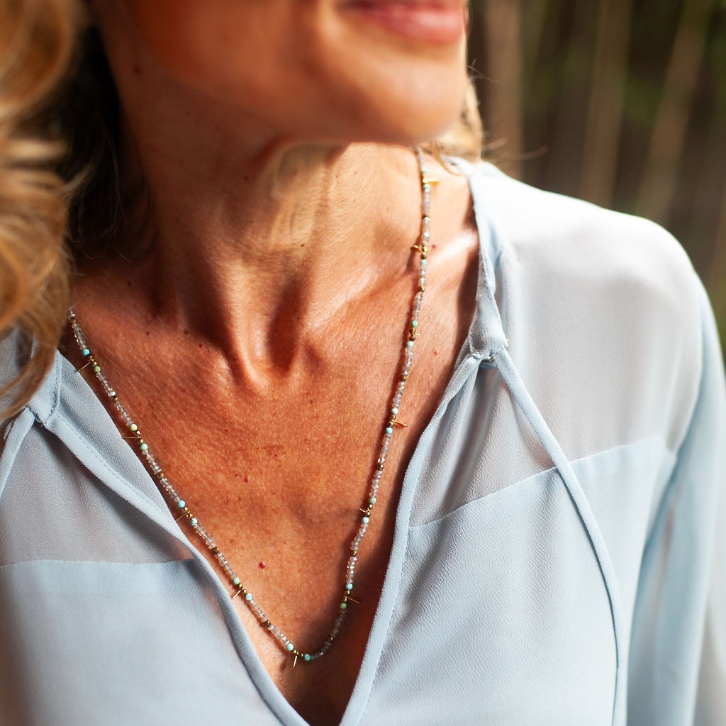Delicado nos detalhes, marcante na presença. ✨
O Colar Grécia combina Labradorita e Turquesa em uma composição leve, sofisticada e cheia de personalidade. Uma peça para iluminar qualquer produção, do dia à noite.
#AnaTinelli #Labradorita #Turquesa #JoiasAutorais #Elegância