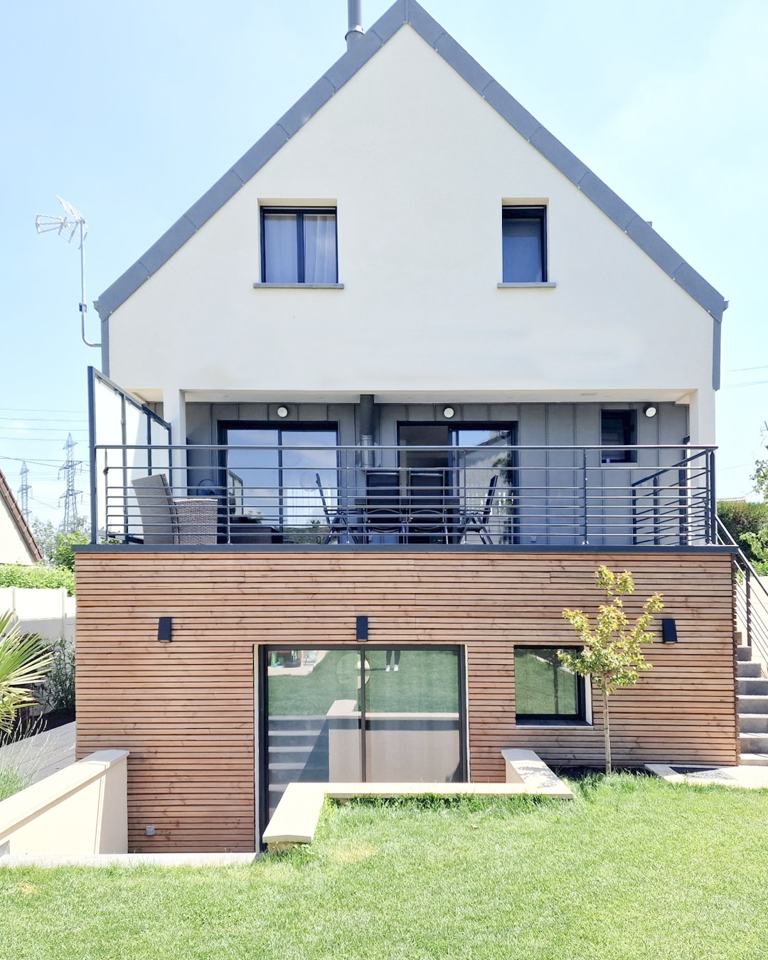 Réhabilitation et extension d’une maison individuelle.
Une nouvelle façade, une terrasse généreuse, un soubassement bois et une relation renforcée au jardin : une transformation pensée pour apporter plus de clarté, de cohérence et de confort d’usage.
#ABMArchitecture #Architecte #MaisonIndividuelle #ExtensionMaison #Renovation #BardageBois #ArchitectureResidentielle #ProjetLivre #Facade #Architecture