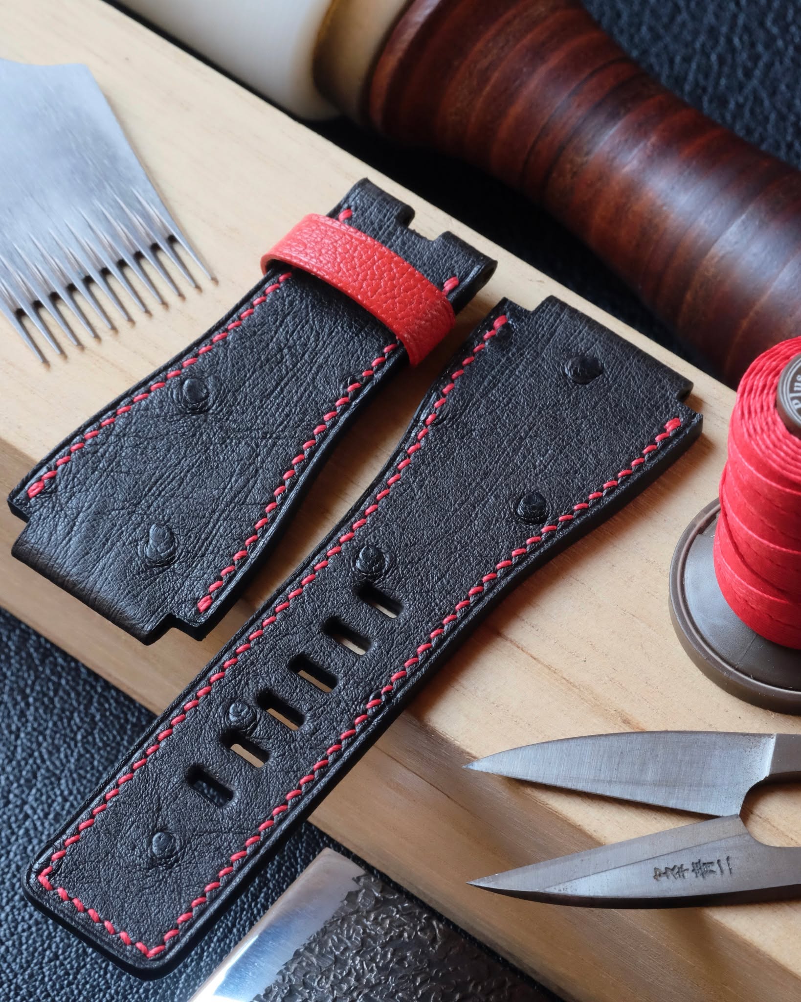 🇧🇪🖐🏻 Bespoke Watch Strap
•
Bracelet de montre Bell & Ross (plat 3 mm d’épaisseur) entièrement fait main et cousu main en cuir d’autruche noir, doublure veau Zermatt, fil de lin rouge (couture S) et peinture des bords noire.
•
#atelierdecoster #decoster #artisan #handmade #handstiched #handmadeinbelgium #madeinbelgium
•
#handmadewatchstrap #bespokewatchstrap #customwatchstrap #handmadeleatherwatchstrap
•
#ostrichleather #ostrichleatherwatchstrap #ostrichwatchstrap