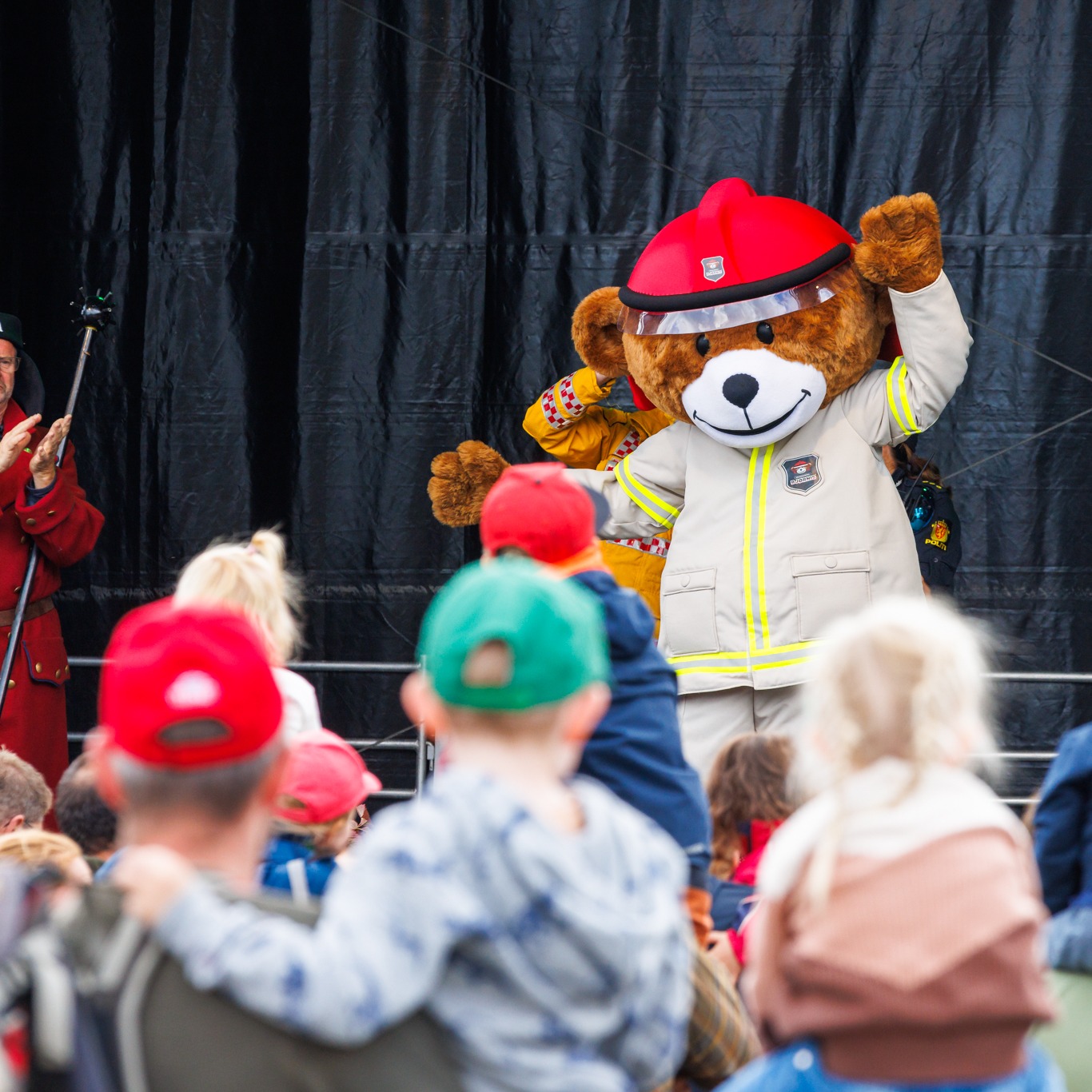 Neste lørdag inntar @brannbamsen og @stjordalkulturskole hovedscenen på Frigården!💚🧸 Shower starter kl. 11.00 - og etter "Superhelten Bjørnis" og flere bjørnehits er gjennomført - er det mulig å hilse på den snille brannbamsen!🤩 Sees vi der?
⚠️ PS! Brannbamsen har show kun lørdag 22. august, men blir å treffe på området både fredag og søndag.
#agrisjå2026 #familieopplevelse #hvaskjeritrøndelag #opplevtrøndelag #folkefest