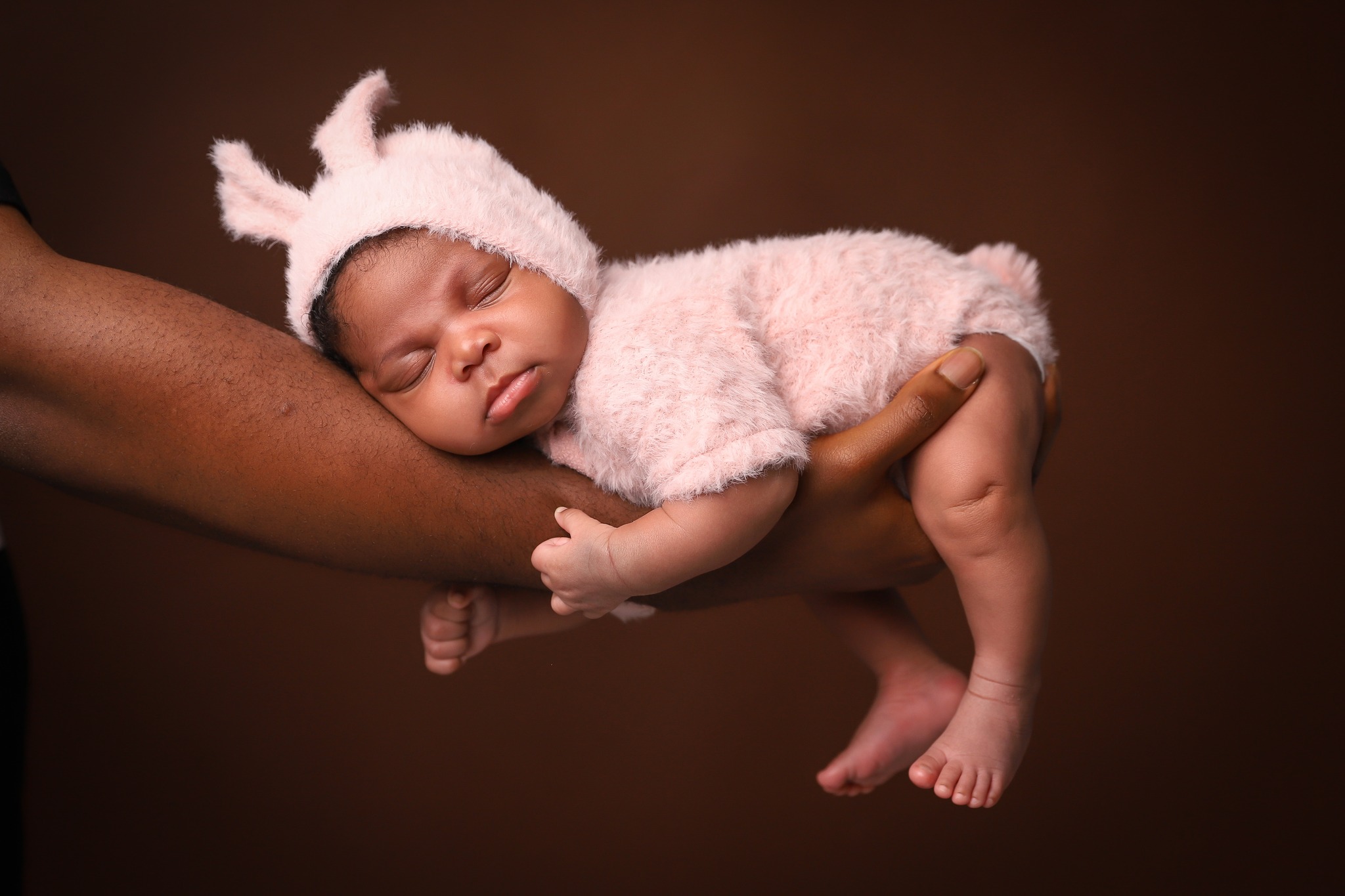 This may be the cutest sleeping bunny you have ever seen! Another stunning family shoot we have had the pleasure to photograph recently 😍
#BabyPhotography #PortraitPhotography #CuteBaby #NewbornLove #StudioPhotography