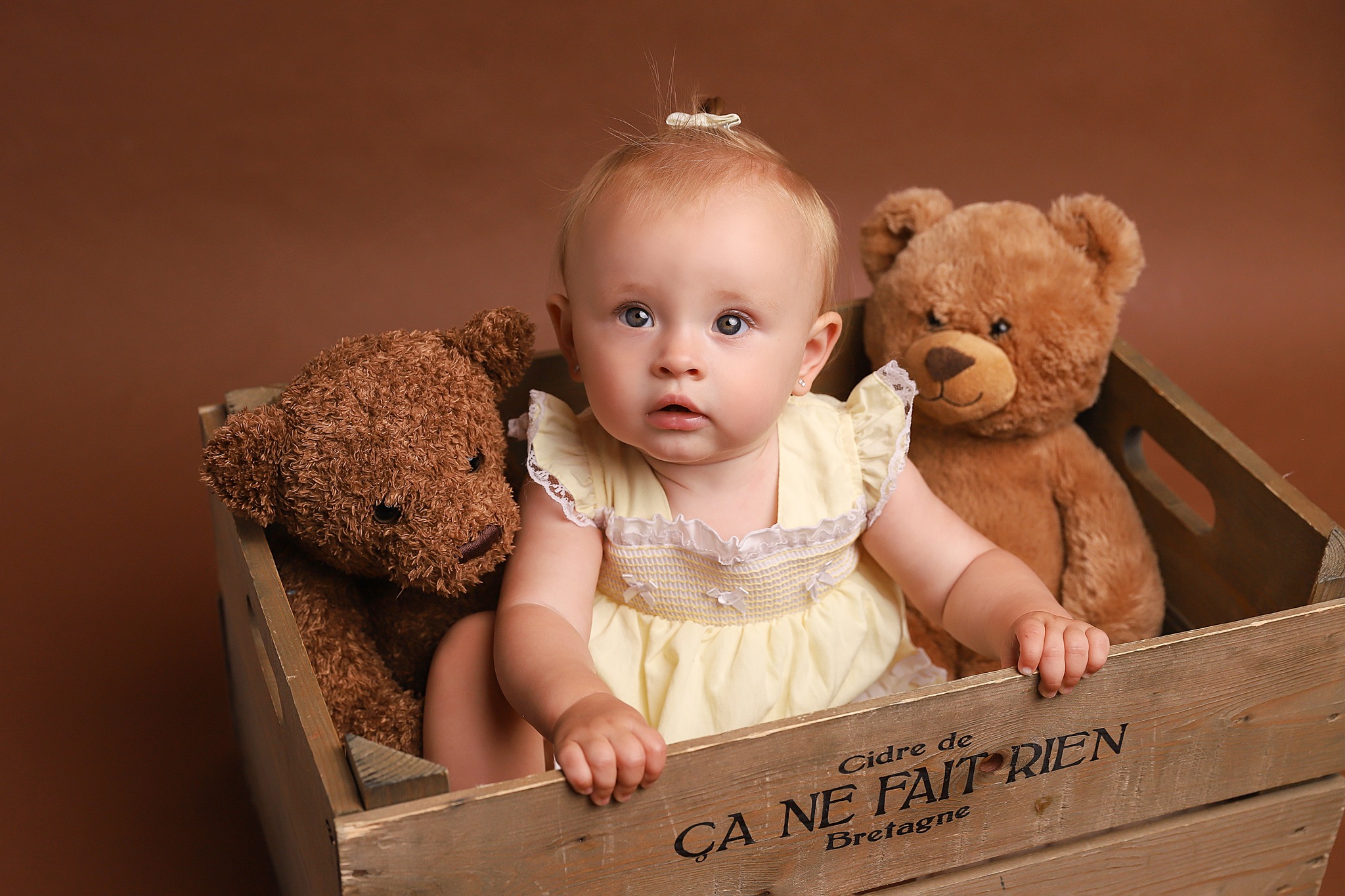 A lovely contrast of yellow and brown for this adorable little girls photoshoot! 🐻🌼
Shoots are currently just £39 so message to book today!!
#PhotographyStudio #FamilyPortraits #BabyPhotography #PortraitPhotography #TinyDreamer