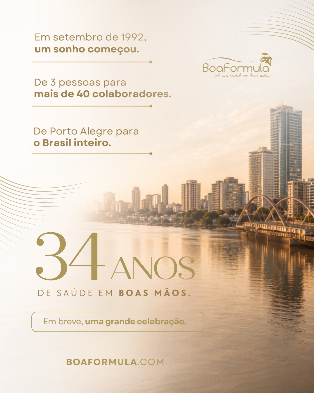 Em setembro de 1992, Estela e Alexandre tinham um sonho: levar saúde e bem-estar através da manipulação personalizada para as pessoas. 🤍
Começaram com 3 pessoas, no bairro Santana, em Porto Alegre com muito propósito e paixão pelo que faziam.
Mais de 30 anos depois, a Boaformula cresceu. Hoje somos mais de 40 colaboradores apaixonados por saúde, atendemos clientes em todo o Brasil e manipulamos milhares de fórmulas por mês, cada uma com o mesmo cuidado do primeiro dia.
O que nunca mudou: a missão de promover saúde e bem-estar com qualidade, responsabilidade e atenção genuína a cada pessoa que confia na gente.
Em setembro, completamos 34 anos. E essa data merece ser celebrada com quem faz parte dessa história: você. 💛
Fique de olho nos próximos conteúdos. Tem muita coisa boa vindo por aí.
#BoaFormula #34Anos #FarmáciaDeManipulação #SaúdeComHistória #ManipulaçãoPersonalizada