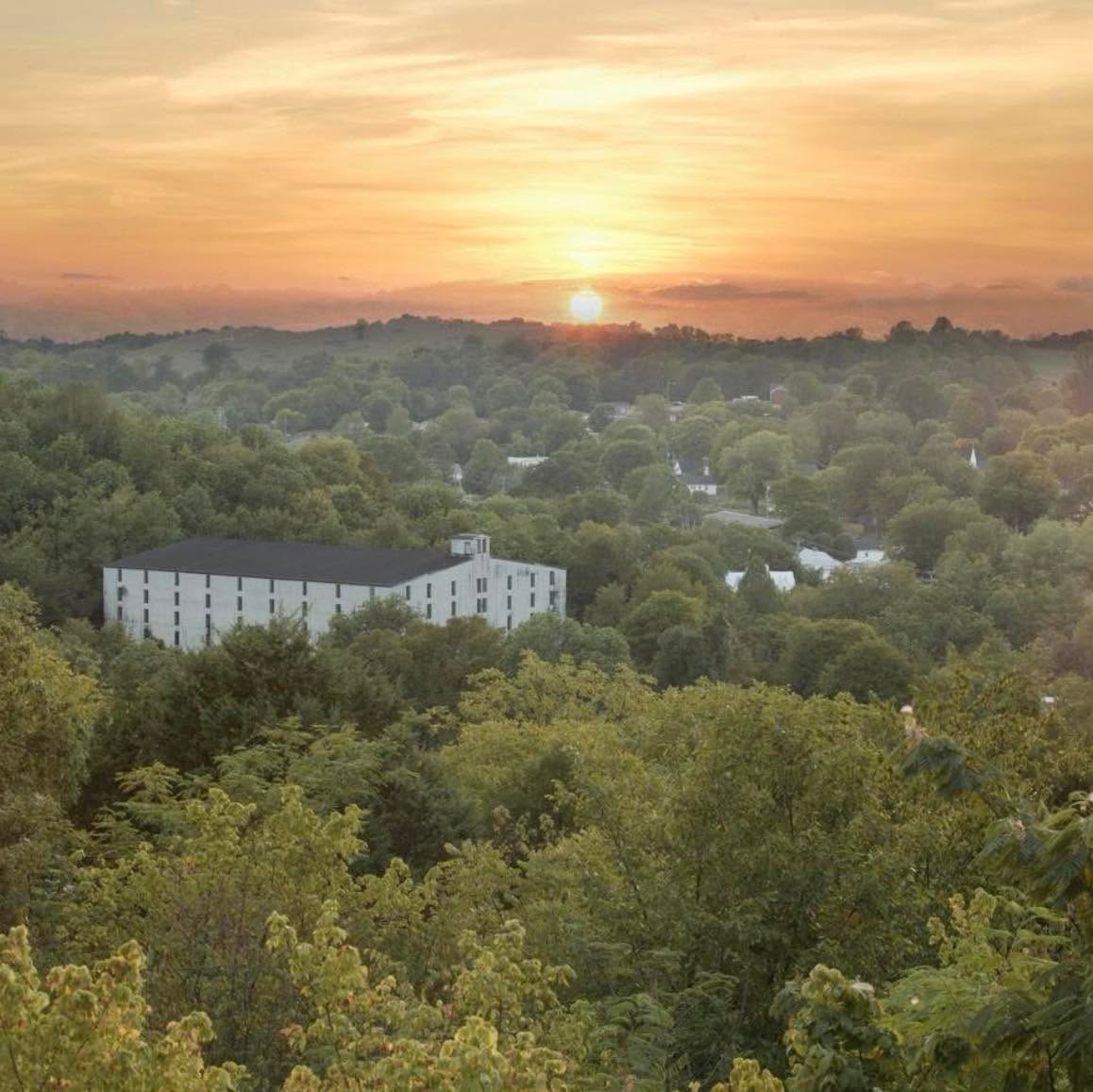 Did you know... ❓
Jack Daniels uses 7-story barrelhouses to create distinct flavors, often choosing barrels from high-elevation houses like those on Coy Hill or Tanyard Hill! 🥃
#jackdanielswhiskey #tnvacation #LynchburgTn #visitlynchburg #VisitLynchburgTN #Tennessee #jackdaniels #whiskeytrail