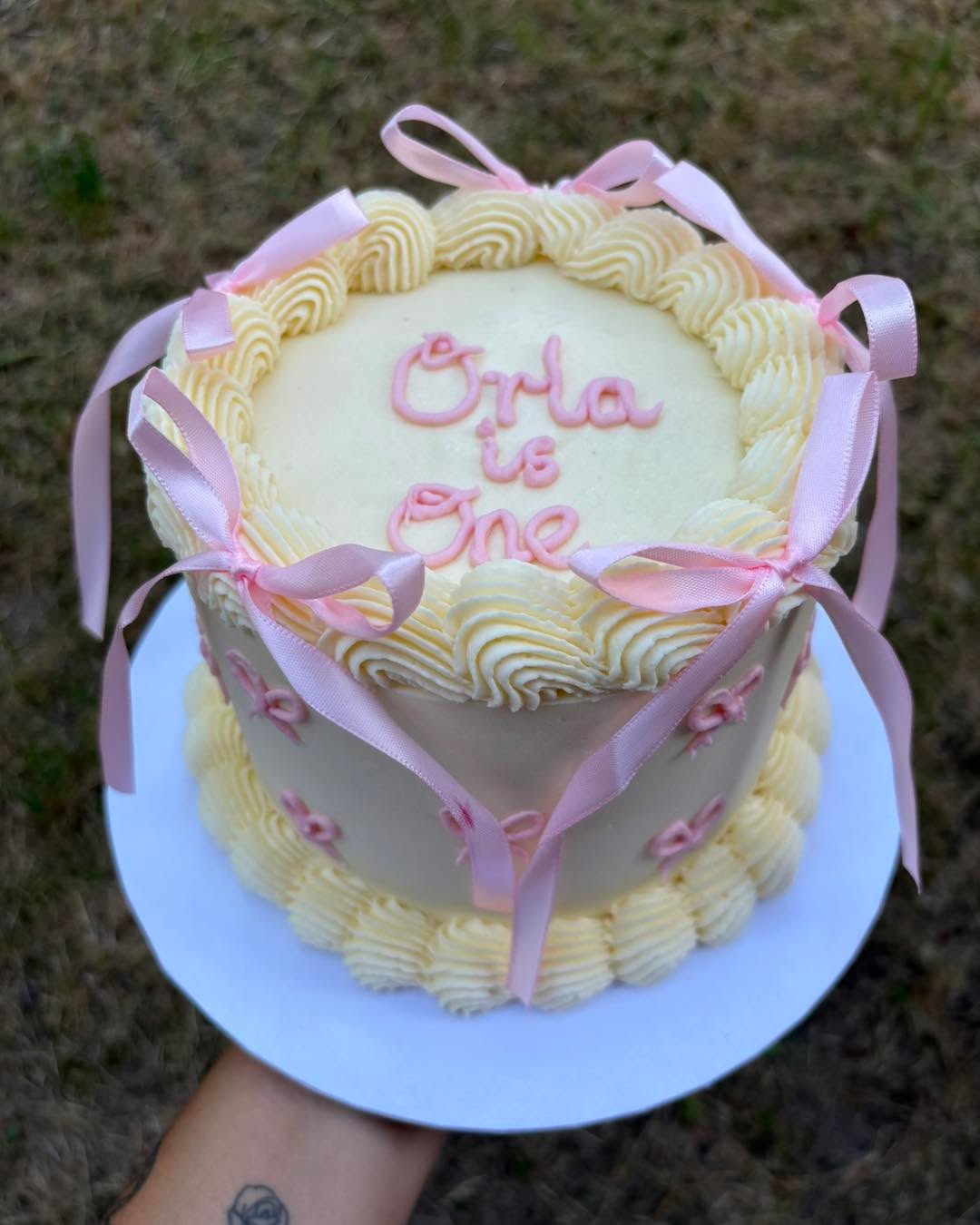 Pretty in pink 🎀🌸 ✨💗 Sometimes the simplest designs are the most beautiful! 🎂
#VintageCake #BowCake #PinkCake #PrettyCake #CustomCake #CakeDesign #CakeArtist #ButtercreamCake #VintageCakeDesign #BirthdayCake #CelebrationCake #CakeInspiration #PrettyInPink #ButtercreamArt #HomeBaker