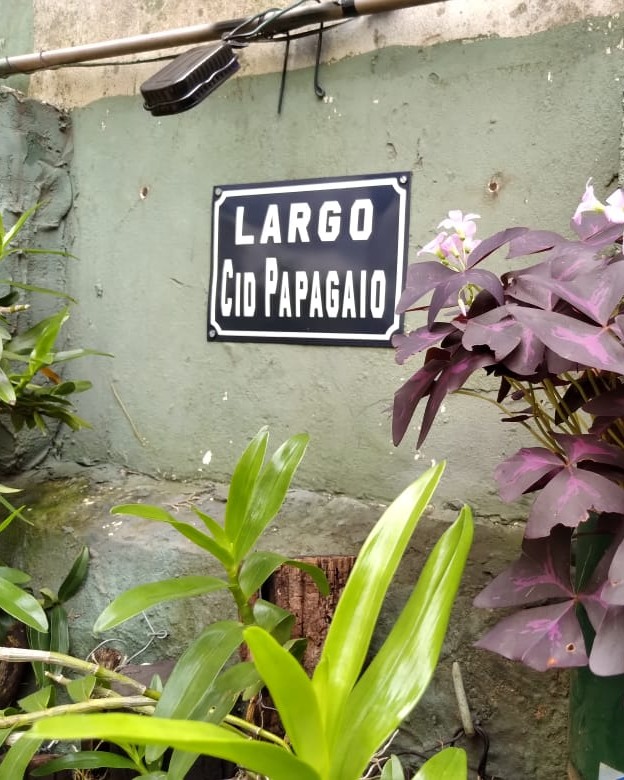 📍 O charme das placas de rua, agora fazendo parte da sua história.
A Linha Rua, da Placas Esmaltadas, traz a estética clássica da sinalização urbana para dentro de casas, jardins, estabelecimentos e espaços cheios de personalidade.
Nomes de ruas, lugares especiais, apelidos ou referências que carregam histórias podem ganhar uma placa única e cheia de significado.
Porque alguns lugares não são apenas endereços. São parte das nossas memórias.
#PlacasEsmaltadas #LinhaRua #PlacasPersonalizadas #Decoração #Sinalização #DecoraçãoCriativa #Memórias #DesignBrasileiro