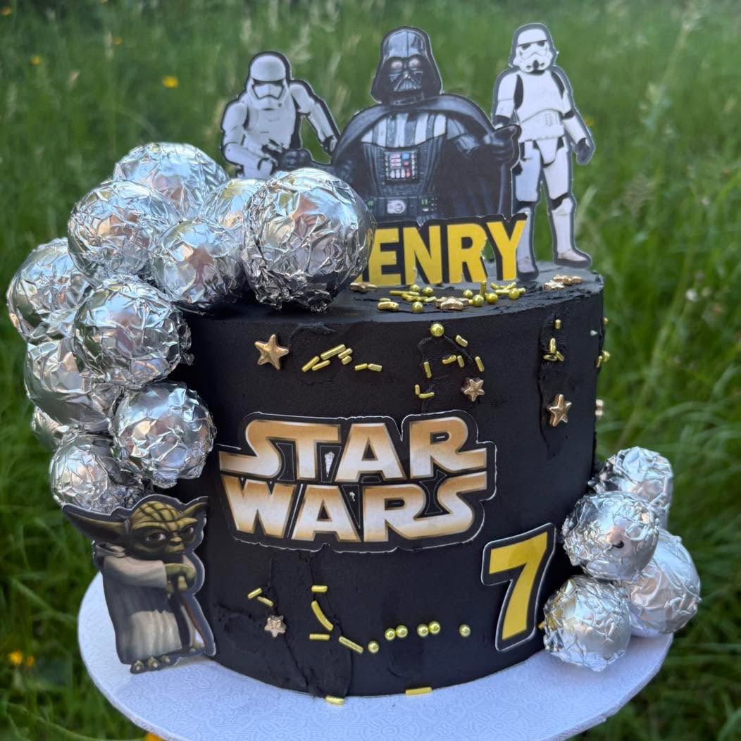 ✨🚀 🌌💫 May the cake be with you! 💛🖤
#StarWarsCake #StarWarsBirthday #StarWars #7thBirthday #BirthdayCake #KidsBirthdayCake #CakeGoals #CustomCake #ThemedCake #CakeArt #DarthVader #Yoda #Stormtrooper #MayTheForceBeWithYou #CakeInspiration