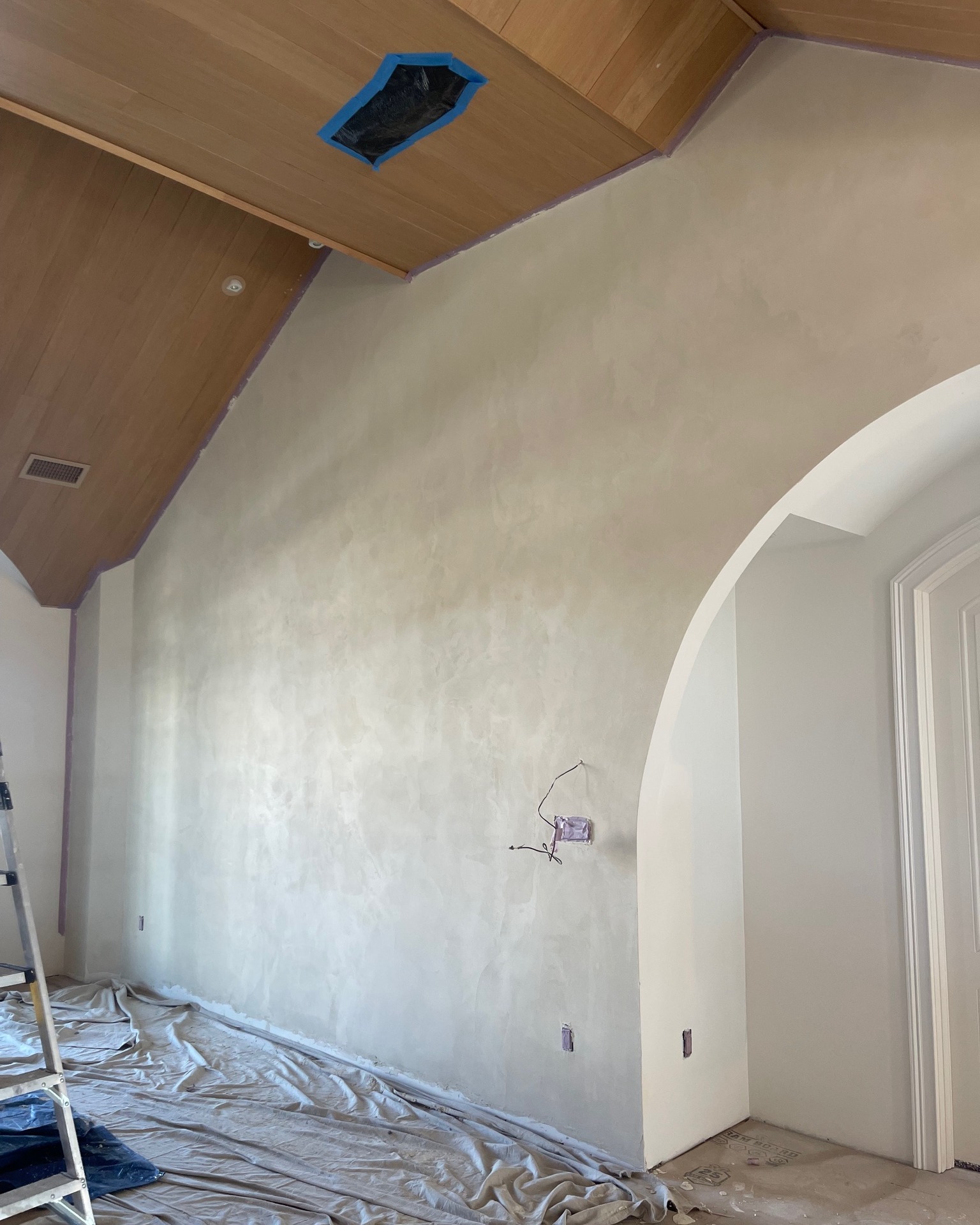 A sophisticated take on a beach home, our fine grit plaster finish with occasional shell-like inclusions kept things subtle but unmistakably coastal.
For this client, the Devonian inclusions gave us the opportunity to compose our own repetitive pattern throughout the entrance with lofty ceilings and a clear story though to the second floor primary bedroom suite.
The great thing about a custom finish is that you have the control - more sparse or a denser pattern, depending on your taste. We work with each client to design the exact finish that complements their home.