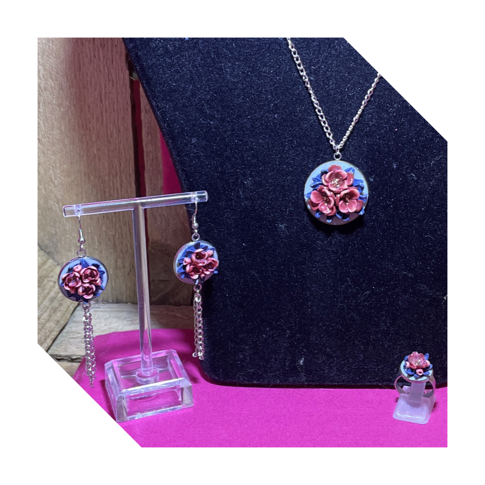 Disponible dès maintenant www.atelierartizen.com
Des bijoux uniques, réalisés en argile polymère, qui capturent la délicatesse et l’éclat des fleurs éternelles.
Chaque pétale est travaillé avec minutie, chaque couleur pensée pour sublimer vos tenues, du quotidien aux grandes occasions.
Faites entrer un bouquet de poésie dans vos bijoux.
Fabrication 100% artisanale – Fait avec amour et patience.
Et vous, quelle fleur aimeriez-vous porter en bijou ?
#Fleuraison #BijouxArtisanaux #ArgilePolymere #BouclesDOreilles #Bracelet #Bague #Collier #BijouxFleuris #ArtisanatFrançais #BijouxUniques #CadeauFemme #StyleRomantique