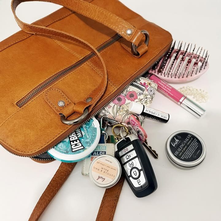 These are a few things I rarely leave home without... my wallet, keys, my brush, lip balm...and this little tin of Healing Salve. 💚
www.birchsisters.com/product-page/healing-salve-balm-of-gilead
#birchsisters #healthyskintips #herbalremedies #NaturalHealing #nontoxicliving #healthyskinhabits #WellnessBusiness #wellnessblog #NoHarshChemicals #healthyskin #smallbusinesslove #herbalskincare