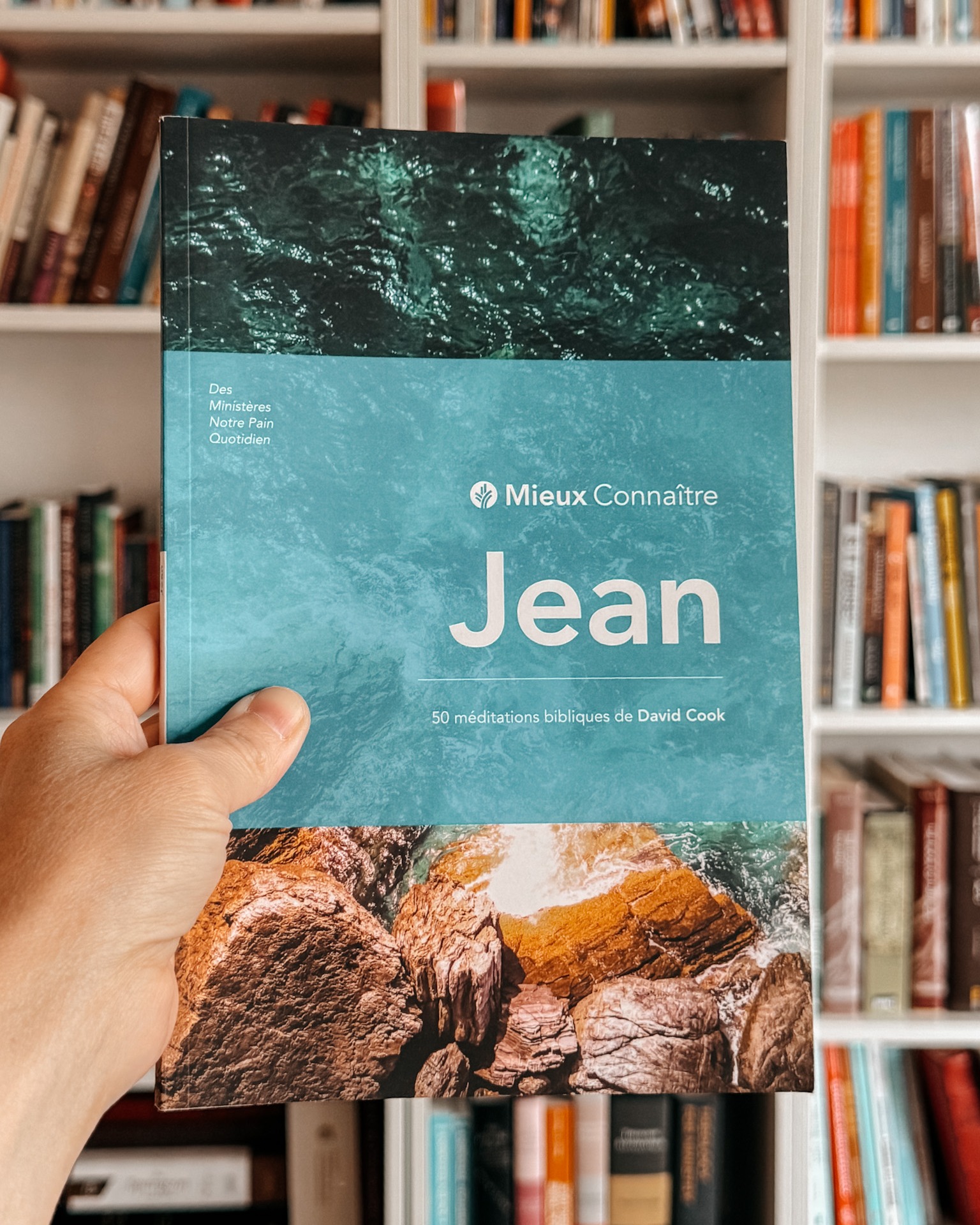 RECOMMANDATION DE LIVRE
L'Évangile selon Jean est probablement mon préféré de tous les Évangiles. L'approche de l'auteur est différente des autres. Il décrit Jésus comme le Logos, un être éternel. On remarque tout de suite que Jean est un témoin de l'oeuvre de son Sauveur qu'il chérit particulièrement.
Cette étude biblique sur l'Évangile selon Jean est exactement ce que je cherchais pour découvrir Jésus plus profondément. Les méditations ne sont pas trop longues à lire, mais elles sont utiles pour percer le message de Jean.
Titre : Mieux Connaître Jean
Auteur : David Cook
Langue : en français!
Note globale : 5/5
Impact sur le lecteur : 5/5
Qualité de l'écriture : 5/5
Profondeur : 5/5
Lisibilité : 5/5
Développement du contenu : 5/5
Disponible sur le site Notre pain quotidien.