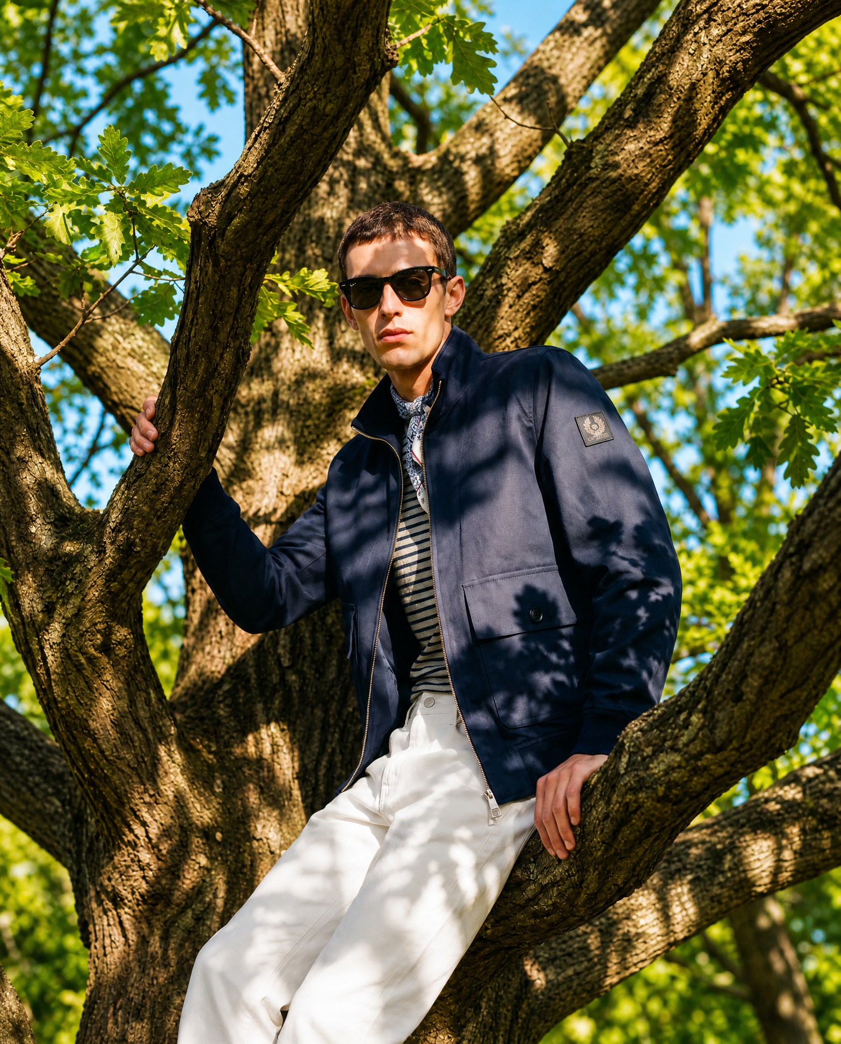 Ein Sommerklassiker: Weiße Jeans, ein navy-weißes Ringelshirt, dazu ein leichter Blouson und cleane Sneaker: ein Look, der unkompliziert wirkt und trotzdem sehr genau gewählt ist.
Die weiße Jeans von Baldessarini trifft auf das Ringelshirt von Seldom und den „Helston“-Blouson von @Belstaff aus Baumwoll-Leinen-Twill. Knitterarm, wasserabweisend und damit ziemlich ideal für Tage, an denen man morgens noch nicht weiß, wo man abends landet.
Dazu weiße @@autryglobal Sneaker aus Ziegenleder und fertig ist ein Sommerlook, der zwischen Stadt, Reise und Abendessen funktioniert.
#SilbermannDresden #Herrenmode #Menswear #Sommerlook #Belstaff #Baldessarini #Seldom #Autry #DresdenShopping #MensStyle #SummerStyle #ModeDresden