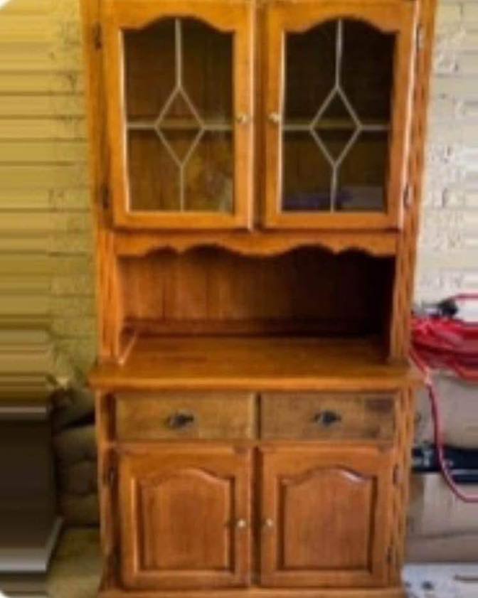 ✨ JEUDI TRANSFORMATION ✨
Seriez-vous passé devant ce meuble sans vous arrêter ? 👀
À première vue, ce vieux vaisselier en bois ne criait peut-être pas vraiment « Ramenez-moi à la maison ! » 😂
Mais c’est justement pour cela que nous adorons ce genre de meubles chez Le Hibou Chic à Bellac. 🦉💛
Car derrière un meuble ordinaire, démodé ou simplement oublié peut se cacher un incroyable potentiel qui ne demande qu’à être découvert.
➡️ Faites défiler pour découvrir la transformation…
Une nouvelle finition peinte a complètement changé son allure, tandis que conserver le magnifique plateau en bois naturel lui apporte chaleur, contraste et caractère. 🪵✨
Et ensuite, place à la partie amusante…
🌿🦜 Cet intérieur tropical ! 🦜🌿
Tout à coup, un vaisselier assez traditionnel est devenu une véritable pièce forte — colorée, originale et certainement pas quelque chose que l’on retrouve dans toutes les maisons.
C’est exactement ce que nous aimons dans l’upcycling.
Il ne s’agit pas de faire paraître les vieux meubles neufs.
Il s’agit de regarder ce qui existe déjà, d’en voir toutes les possibilités et de créer quelque chose que l’on pourra aimer à nouveau. ❤️
Alors dites-nous…
Auriez-VOUS vu tout ce potentiel sur la photo AVANT ? 👀
❤️ J’adore
😮 Je n’aurais jamais imaginé !
🦉 Je choisis l’APRÈS !
📍 Le Hibou Chic — Bellac, Haute-Vienne
Kirsti & Orson 🦉
✨ Redonner vie aux trésors oubliés
#LeHibouChic #Bellac #HauteVienne #JeudiTransformation #TransformationMeuble #RelookingMeuble #MeubleRelooké #MeublePeint #RenovationMeuble #RestaurationMeuble #AvantApres #Upcycling #UpcyclingFrance #BoisNaturel #DecorationInterieure #InspirationDeco #MobilierVintage #ArtisanatLocal #NouvelleAquitaine #CommerceLocal #consommerlocal
