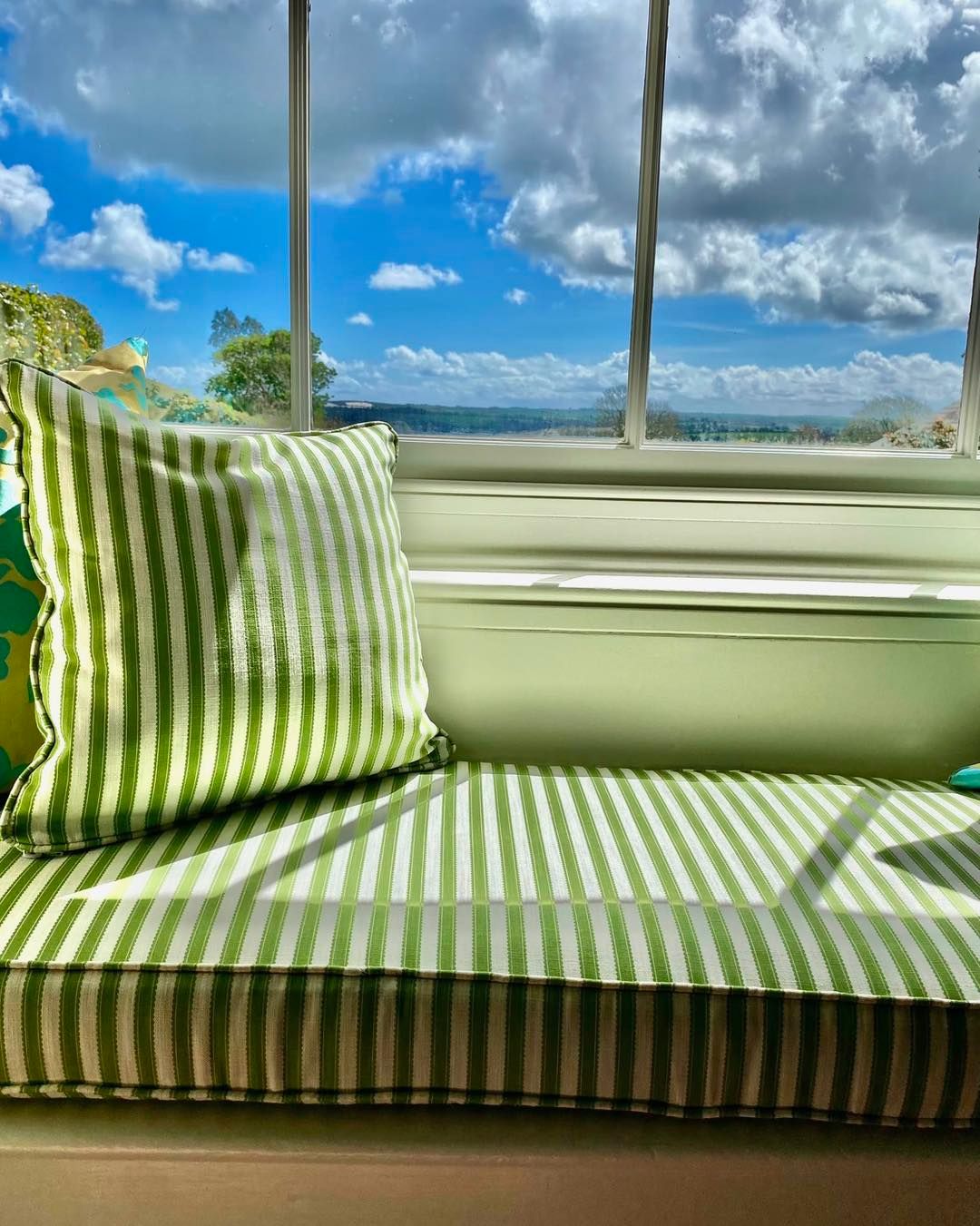 Sanderson fabric for this upholstery for the window seat and cushion.
Upholstery by @heathereatonupholstery
If you’re looking for upholstery for your project, we have many different fabrics in lots of different styles and patterns which you can see for yourself by ordering a sample with us. Please enquire at 07979596988.
#upholstery #cushioncovers #cornwallupholstery #sandersonfabric #sandersonupholstery