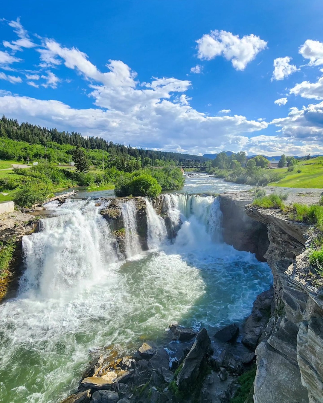 EXPLORE THE PASS ⛰️
Today's suggestion: Lundbreck Falls
Pack a picnic. Bring your camera. Dip your feet in the water if you're brave enough.
Then head back to your own fire for the evening.