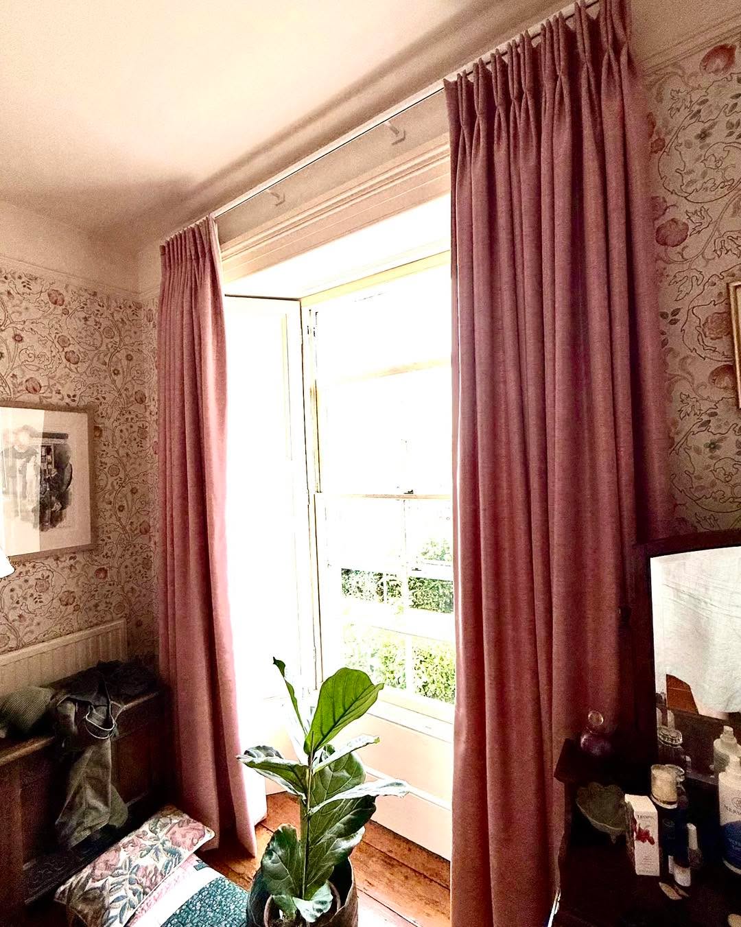 Double pinch blackout curtains with a Silent Gliss pole.
This plain pink fabric perfectly complements the pink floral William Morris wallpaper for this Georgian home. We love using double pinch headings for a more formal style, which observes the period of the house, bringing out the stylistic features.
#madetomeasurecurtains #madetomeasure #curtainsdesign #williammorris #williammorriswallpaper