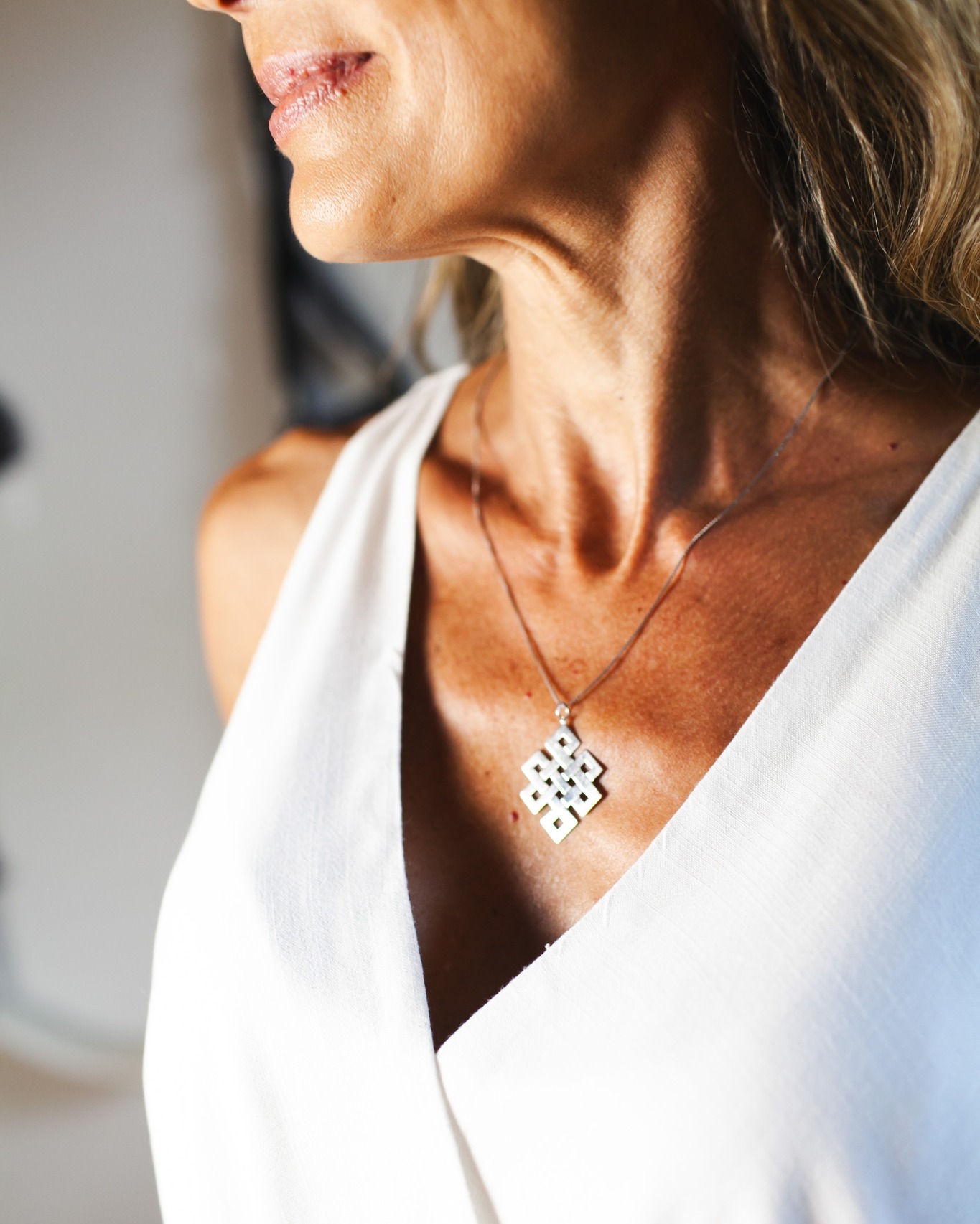 Um símbolo que atravessa o tempo. ✨
O Pingente Nó Tibetano com corrente combina a delicadeza da prata com o brilho do banho de ródio branco em um desenho cheio de significado.
Uma peça marcante, elegante e atemporal, para levar consigo aquilo que permanece.
#AnaTinelli #NóTibetano #JoiasComSignificado #JoiasAutorais