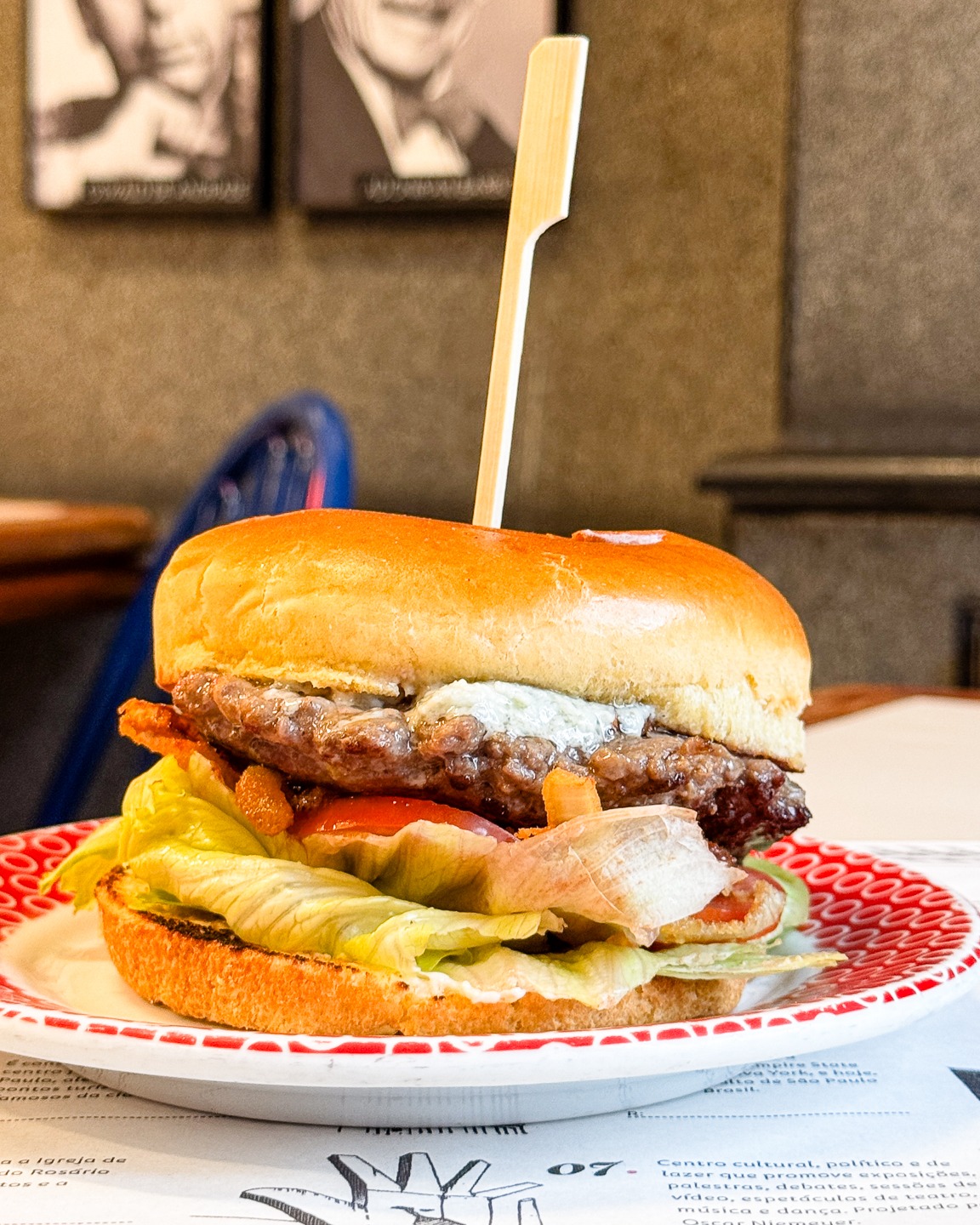 🍔 Nosso burger tem um toque que é a cara do Ponto Chic.
Afinal, quando o assunto é sanduíche, a gente entende de tradição. 😉
E agora queremos saber de você:
Se o verdadeiro Bauru virasse um burger, o que não poderia faltar? 👀👇