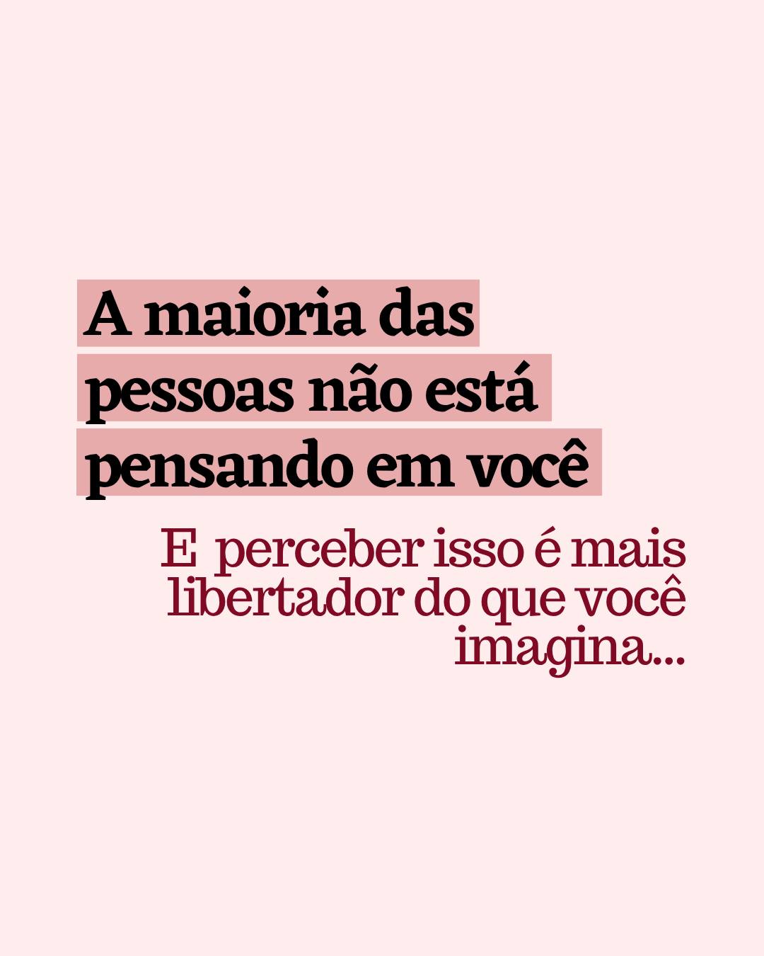Quantas vezes você deixou de fazer alguma coisa porque ficou imaginando o que os outros iriam pensar?
Você pensa no que vão achar, no que vão falar, se vão te julgar, se vão perceber que você errou… E, sem perceber, começa a viver tentando evitar uma reprovação que talvez nem esteja acontecendo.
A verdade é que cada pessoa está muito mais ocupada com a própria vida do que com a sua. E mesmo quando alguém não gosta de uma escolha sua, isso não significa que você fez algo errado.
Você não precisa ser aprovada por todo mundo para se sentir segura sendo quem é. 🤍
Talvez o próximo passo seja começar a trocar:
“Será que vão gostar?”
por:
“Isso faz sentido para mim?”
E essa mudança, apesar de parecer pequena, pode transformar muita coisa.
E está chegando o lançamento do meu Planner 2027… o planner que te ajuda ase organizar e cuida da sua Saúde Mental!
Ainda não posso revelar o nome nem o tema, mas quem estiver na lista VIP vai descobrir primeiro. Escreva VIP aqui para saber mais!!✨