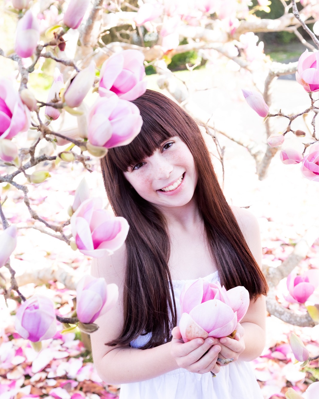 Keen on your family or children being amongst the magnolias? They are in bloom right now, so message me or email me for session details.. angela@angelascott.co.nz
#magnoliaphotosession