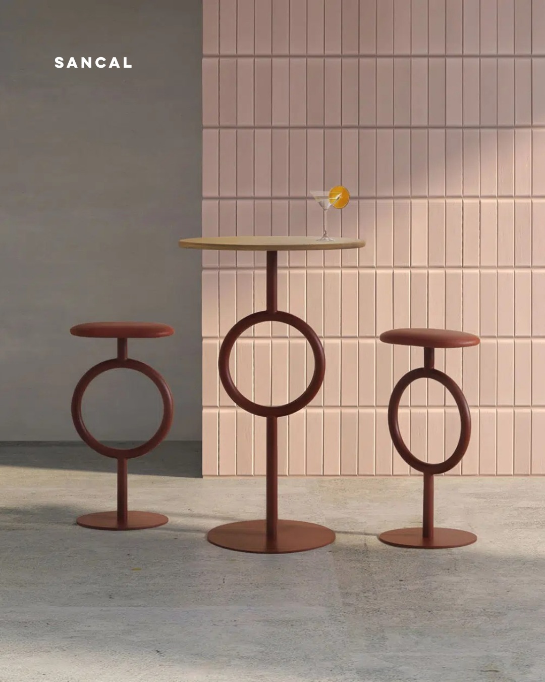 𝗨𝗺𝗮 𝗹𝗶𝗻𝗵𝗮 𝗴𝗿𝗮́𝗳𝗶𝗰𝗮 𝗾𝘂𝗲 𝗴𝗮𝗻𝗵𝗮 𝘃𝗼𝗹𝘂𝗺𝗲.
Totem reinterpreta as formas convencionais das mesas e dos bancos através de uma estrutura metálica esbelta e simétrica, definida por linhas retas e por um círculo central.
A silhueta parece delicada, mas a base ampla garante estabilidade e resistência. Nos bancos, o anel funciona também como apoio para os pés, integrando função e expressão gráfica no mesmo gesto.
A família inclui bancos e mesas com diferentes alturas e diâmetros, adaptando-se a zonas de estar, refeições, convívio ou espaços de bar. A estrutura pode ser lacada em 16 cores, combinada com tampos em MDF ou madeira maciça de carvalho.
Design by: Sylvain Willenz para a @sancal
Quer saber mais?
Envie-nos mensagem privada ou visite design-minder.com
ENG
𝗔 𝗴𝗿𝗮𝗽𝗵𝗶𝗰 𝗹𝗶𝗻𝗲 𝘁𝗵𝗮𝘁 𝗴𝗮𝗶𝗻𝘀 𝘃𝗼𝗹𝘂𝗺𝗲.
Totem reinterprets the conventional forms of tables and stools through a slender, symmetrical metal structure, defined by straight lines and a central circle.
Its silhouette appears delicate, yet the wide base provides stability and strength. On the stools, the ring also serves as a footrest, bringing function and graphic expression together in a single gesture.
The family includes stools and tables in different heights and diameters, designed for living, dining, social and bar environments. The structure is available in 16 lacquered colours, combined with matching MDF or solid oak tops.
Designed by Sylvain Willenz for Sancal.
Would you like to know more?
Send us a private message or visit design-minder.com.