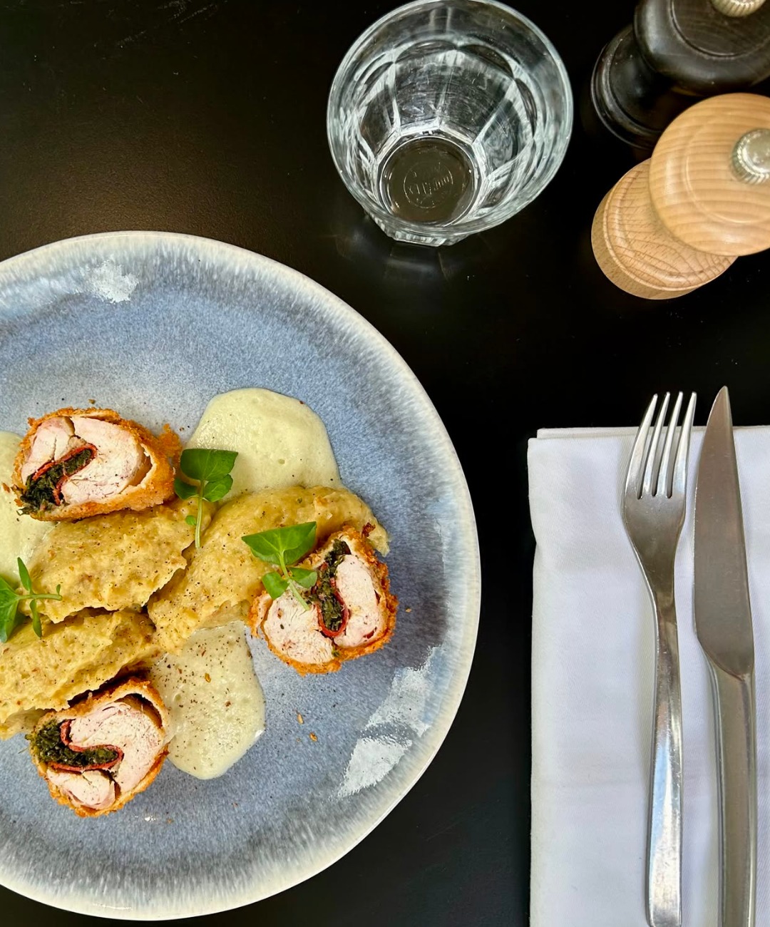 👨🍳 Tous derrière notre chef Maxime !
On est fiers de vous l’annoncer…
👉 Maxime va défendre sa cuisine lors d’un concours organisé par les équipes Accor 💪
Pour l’occasion, il présentera un plat à son image : gourmand, précis et plein de caractère 🍽️
On ne vous révèle pas totalement les surprises de son plat...
👉 Toute l’équipe du Bistrot Saint Jean est derrière lui !
📍 Mercure Bordeaux Centre Gare Atlantic
#BistrotSaintJean #Chef #CuisineDeSaison #Accor #Concours #Fierté