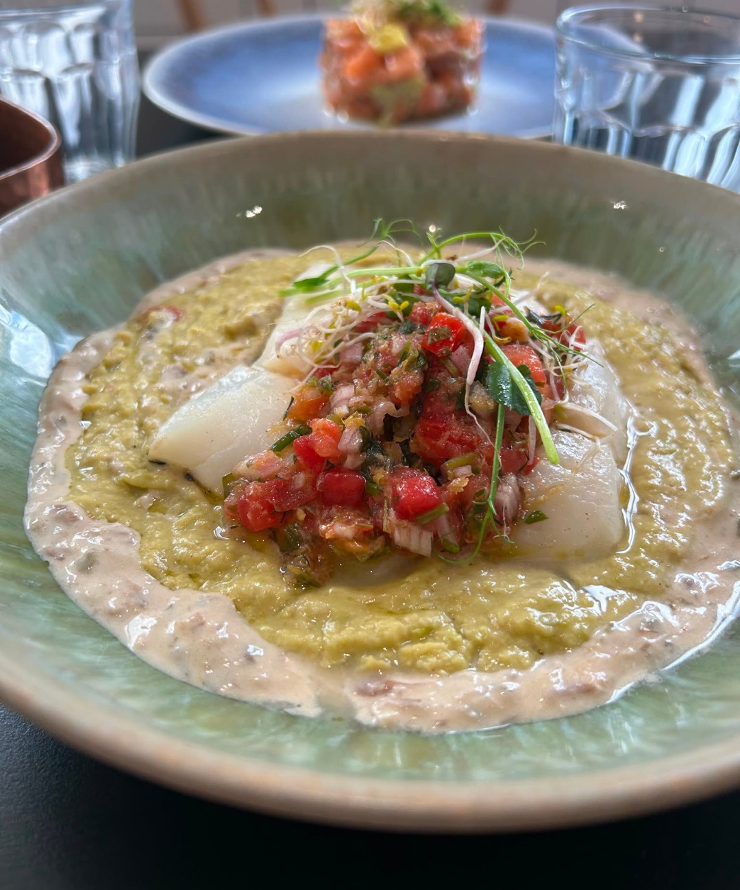 🐟 Terre ou mer ?
Ici, les deux se rencontrent dans une assiette pleine de caractère.
Découvrez notre cabillaud cuit à basse température, accompagné d’un houmous de petits pois, d’un beurre blanc à l’ail des ours et d’une sauce vierge aux agrumes.
À ses côtés, une aubergine rôtie, sublimée par un coulis de tomates séchées, une béchamel gratinée au basilic et des amandes torréfiées.
Une assiette délicate, végétale et ultra gourmande… à savourer jusqu’à la dernière bouchée ✨
📍 Mercure Bordeaux Centre Gare Atlantic
#BistrotSaintJean #RestaurantBordeaux #CuisineDeSaison #Cabillaud #BordeauxFood #Gourmandise