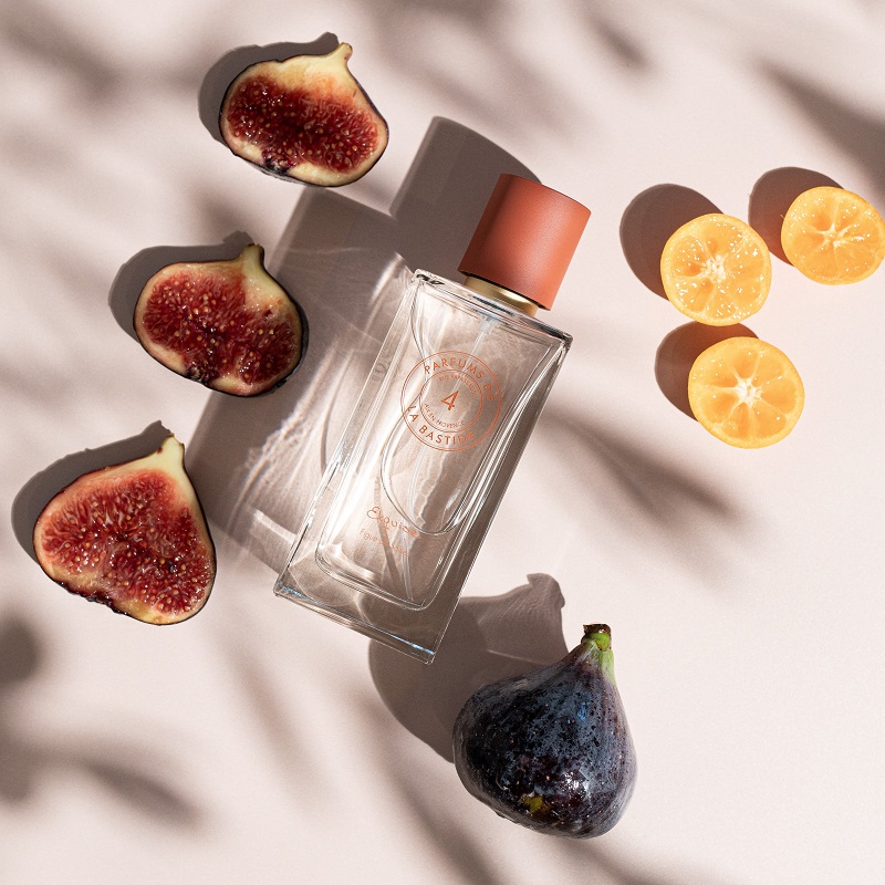 Basta sedersi all’ombra di un fico per comprendere la vera essenza dell’estate provenzale.
Il tempo rallenta. L’aria profuma di foglie verdi, frutti maturi e terra scaldata dal sole. È da questa atmosfera che nasce Exquise di Parfums de la Bastide.
Fico e ribes nero ne disegnano l’anima succosa; mandarino, foglie di fico e davana le donano luce e movimento. Sul fondo, cedro e vaniglia Bourbon costruiscono una scia cremosa, elegante e profondamente rassicurante.
Exquise non è soltanto una fragranza gourmand. È un frammento di art de vivre provenzale, immaginato nel Sud della Francia e realizzato secondo il savoir-faire profumiero di Grasse.
Una creazione da far scoprire con calma, lasciandole il tempo di raccontare sulla pelle tutte le proprie sfumature.
Offri ai tuoi clienti il piacere di un viaggio sensoriale autentico con Parfums de la Bastide!
𝐎𝐌𝐍𝐈𝐀 𝐋𝐔𝐗𝐔𝐑𝐘 𝐓𝐑𝐀𝐃𝐄 - 𝘋𝘪𝘴𝘵𝘳𝘪𝘣𝘶𝘵𝘰𝘳 𝘢𝘯𝘥 𝘈𝘥𝘷𝘪𝘴𝘰𝘳
𝘕𝘪𝘤𝘩𝘦 𝘗𝘢𝘳𝘧𝘶𝘮 - 𝘚𝘬𝘪𝘯 𝘤𝘢𝘳𝘦 - 𝘏𝘰𝘮𝘦 𝘧𝘳𝘢𝘨𝘳𝘢𝘯𝘤𝘦𝘴 - 𝘉𝘳𝘢𝘯𝘥 𝘌𝘹𝘱𝘦𝘳𝘪𝘦𝘯𝘤𝘦 - 𝘊𝘶𝘴𝘵𝘰𝘮𝘪𝘴𝘦𝘥 𝘱𝘳𝘰𝘥𝘶𝘤𝘵𝘴
.
.
.
#ParfumsDeLaBastide #Exquise #OmniaLuxuryTrade #ProfumeriaArtistica #Fico #VanigliaBourbon #NicheFragrance #ArtDeVivre